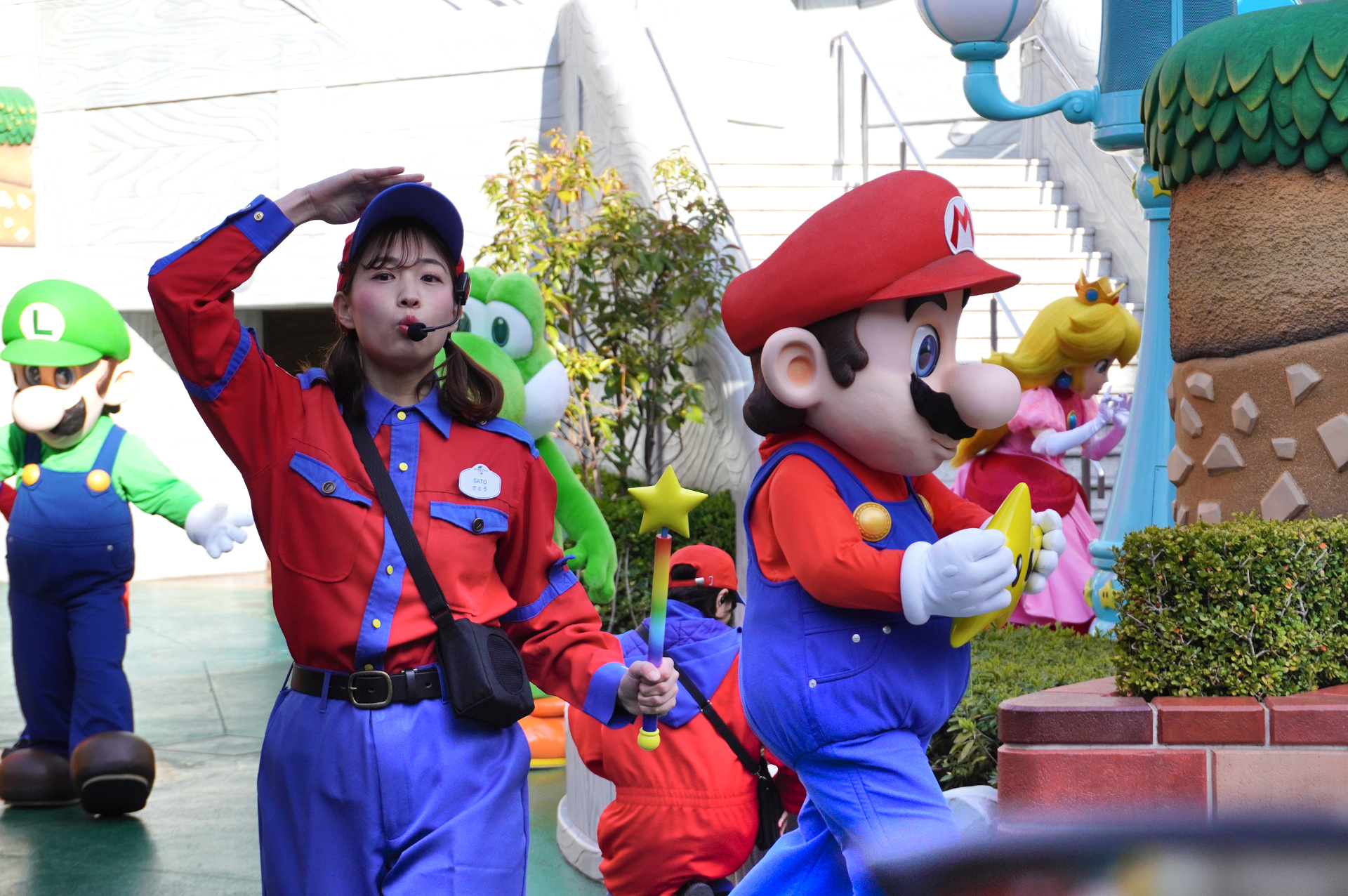 スターを探しながらクルーとともにエリア内を行進してくるマリオたち