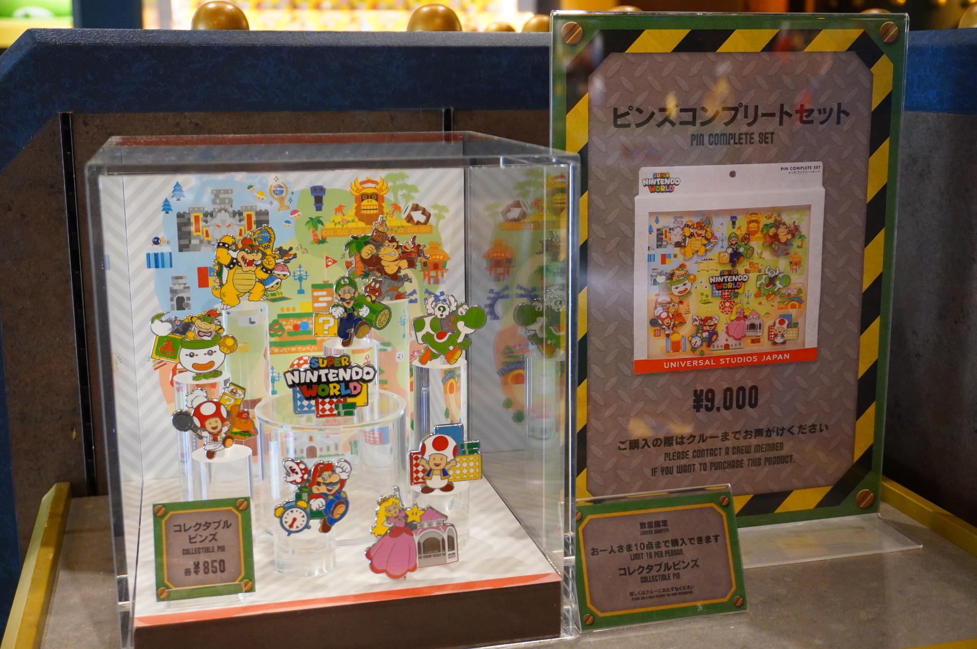 ほかにも5周年限定マルチケースやコレクタブルピンズ、チャームセット、おせんべいやプチケーキなどのお菓子がラインアップ