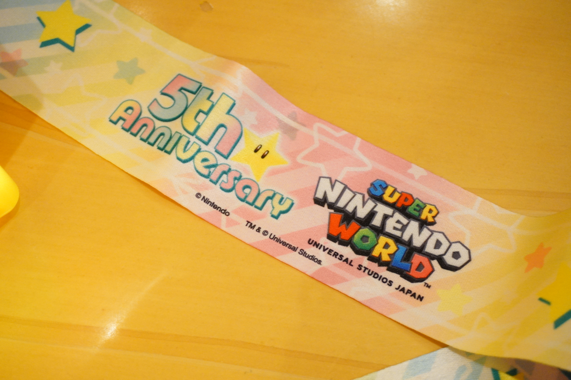 付属のストラップも5周年仕様