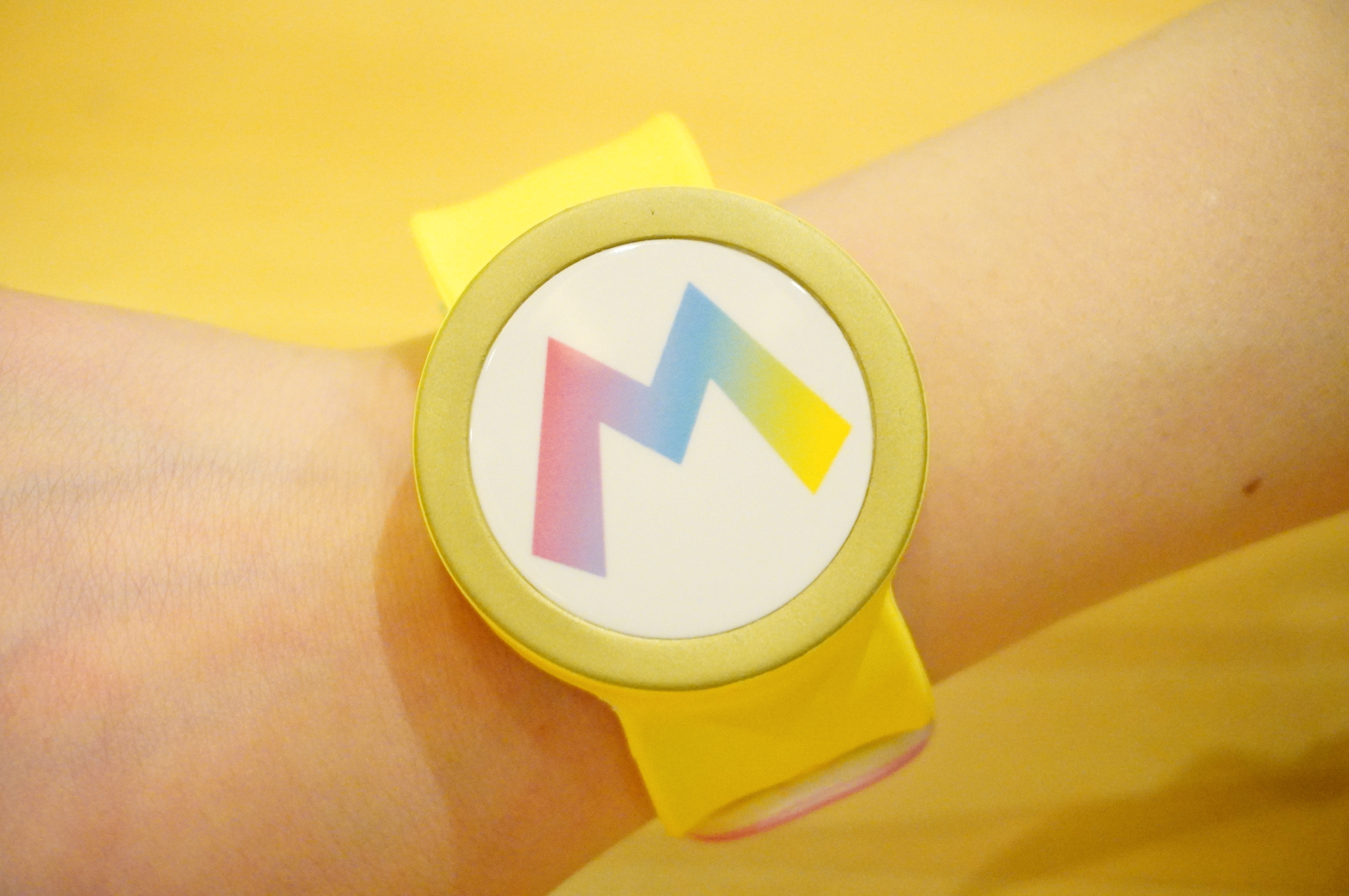 腕に装着するとこんな感じ。パステル系のグラデーションがかわいいデザイン