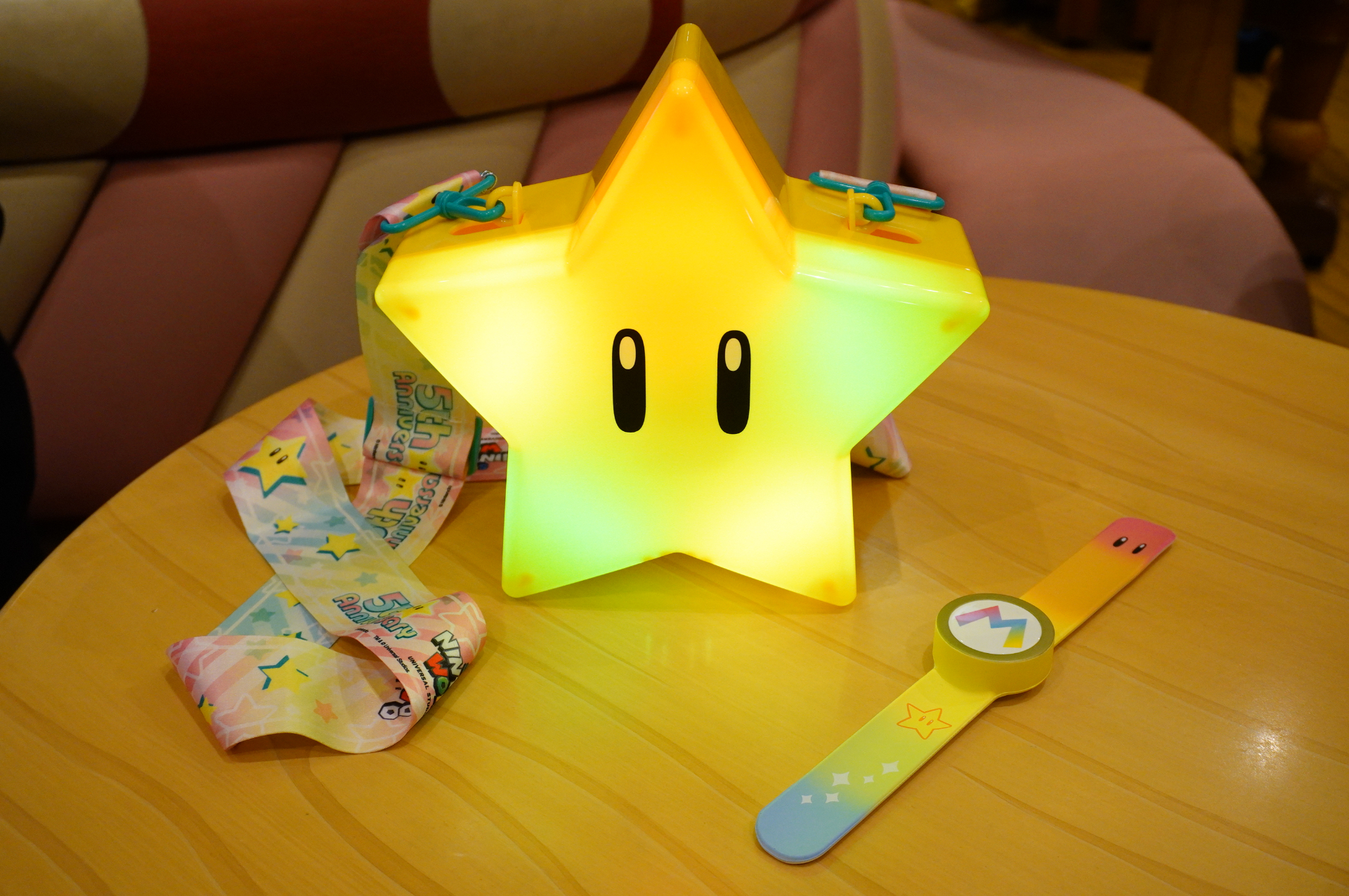 ピカピカ光ってBGMが流れる「アニバーサリー・ポップコーンバケツ」も合わせて手に入れたい限定グッズ