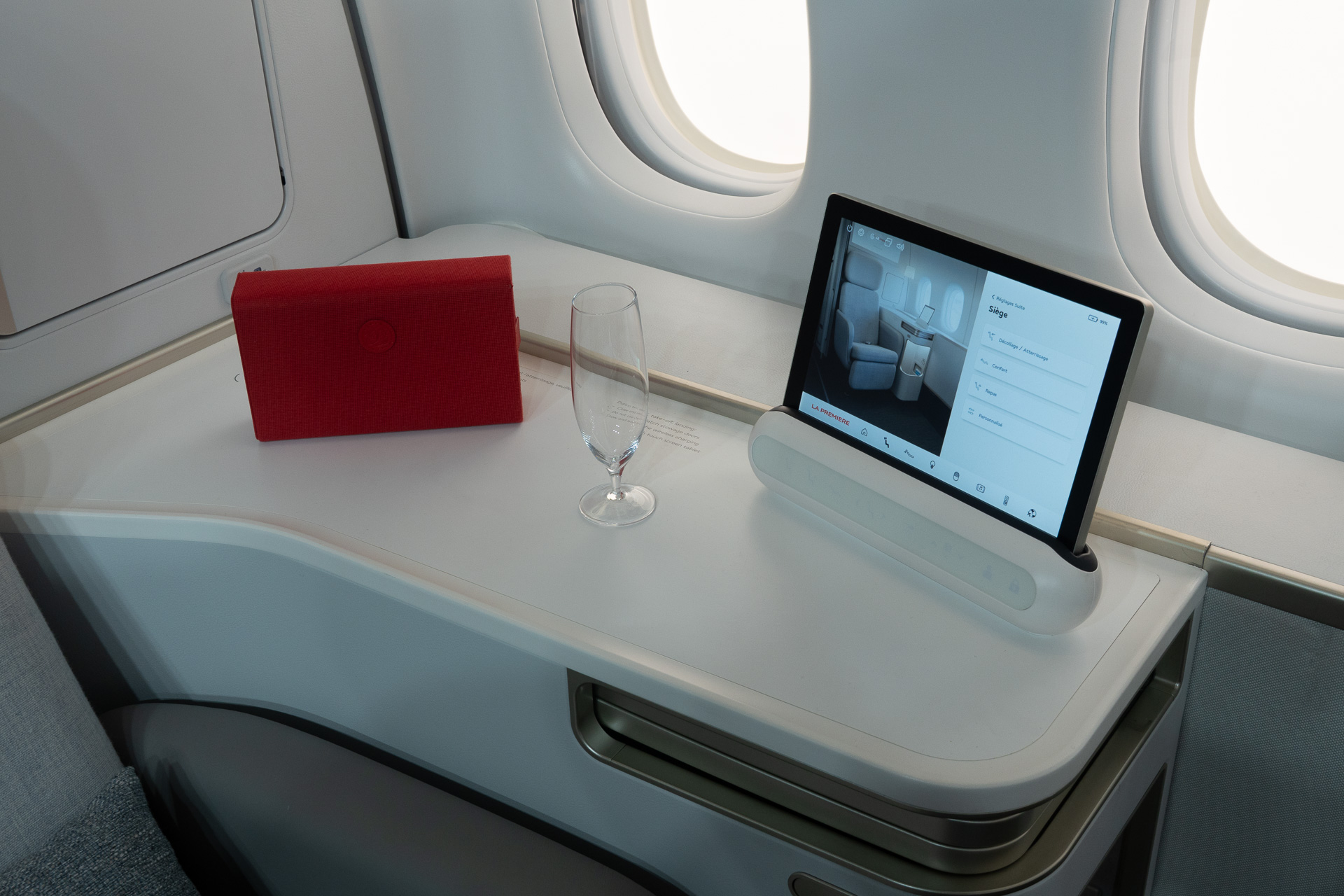 あらゆる操作をタブレットに集約することで備え付けのボタンを省略し、シートまわりのすっきりした見た目に一役買っている