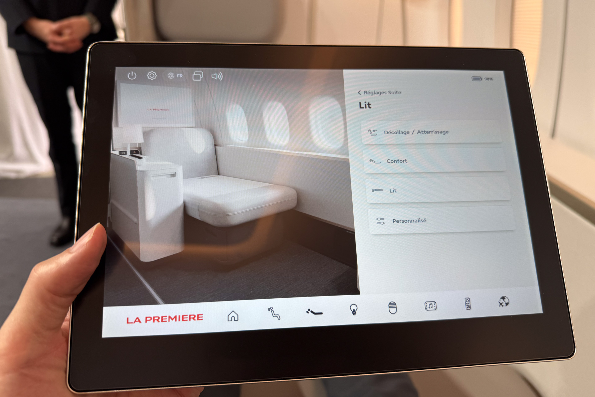 タブレットを使ってシートアレンジ、調光、ブラインド昇降、個人用モニター操作などをすべて行なえる