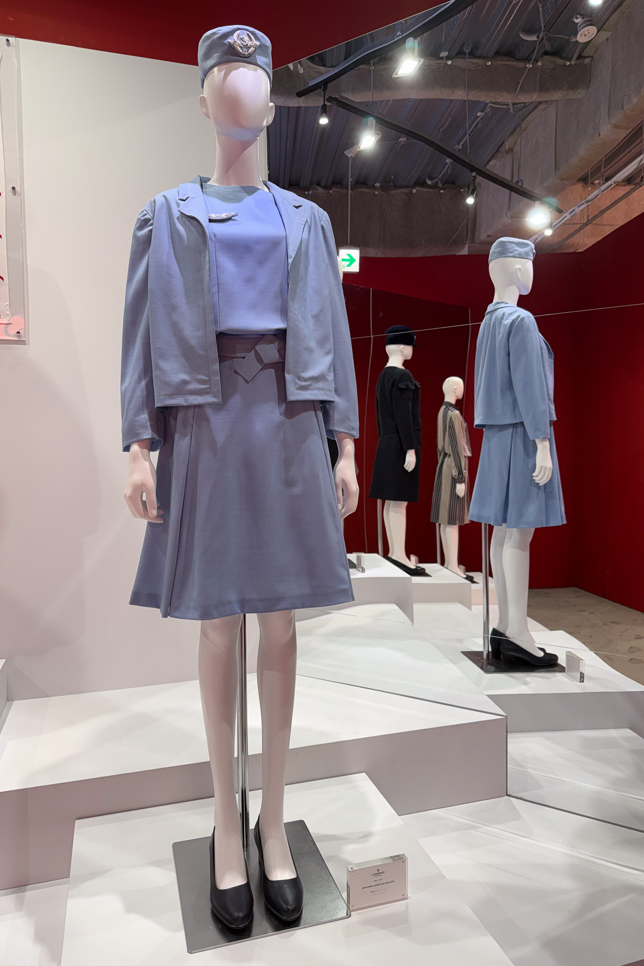 ディオールが手掛けた制服