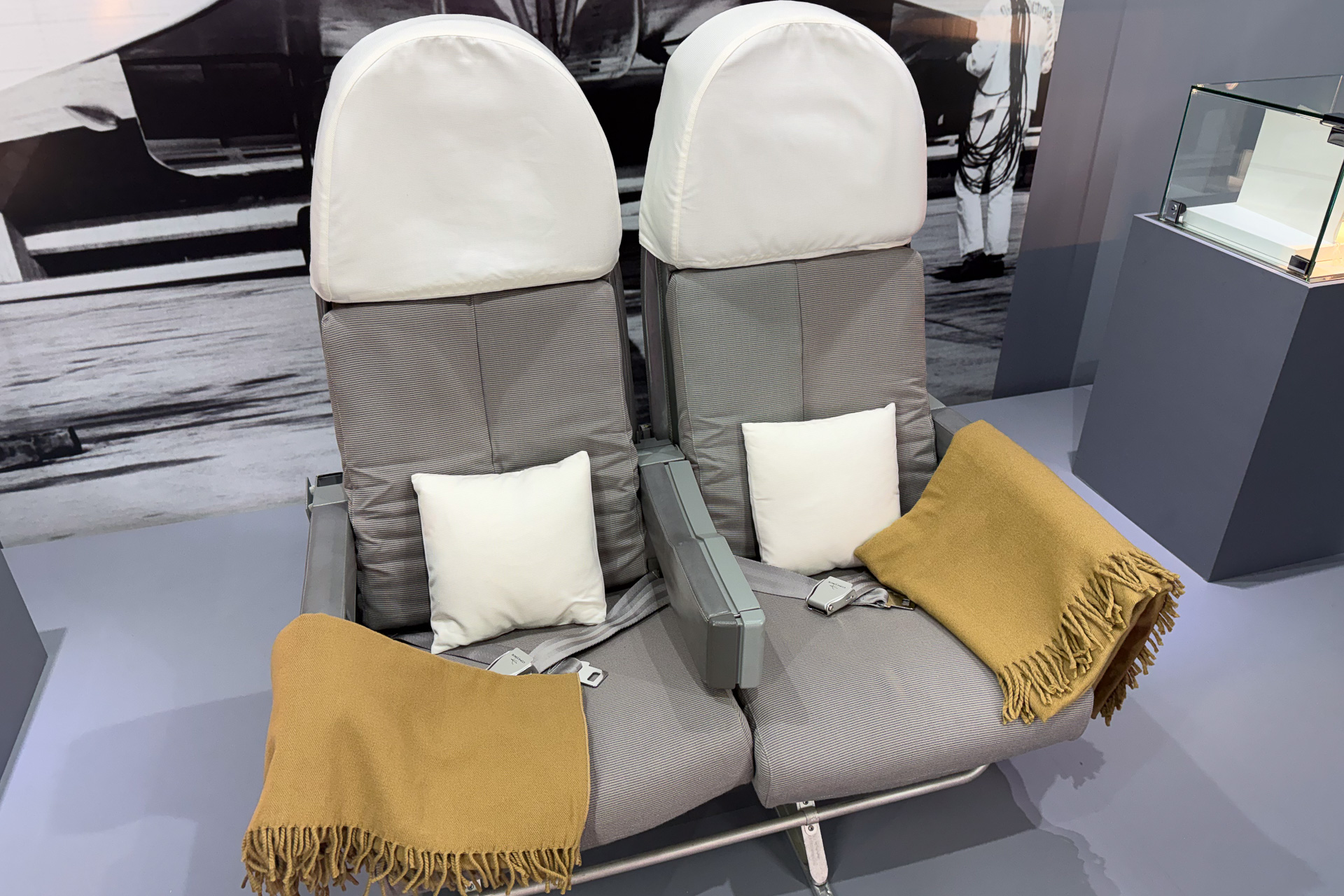 コンコルドのシート実機。大きなヘッドレストが特徴的