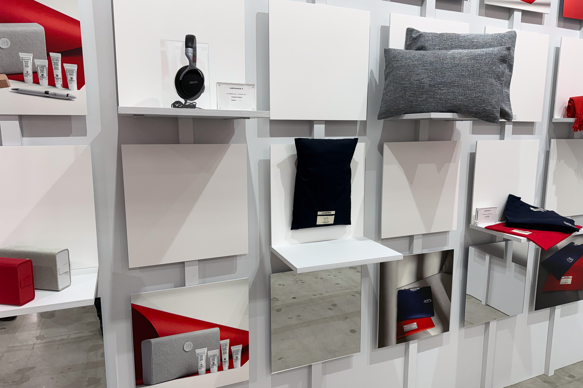 左の壁には現行のアメニティキットを展示していた