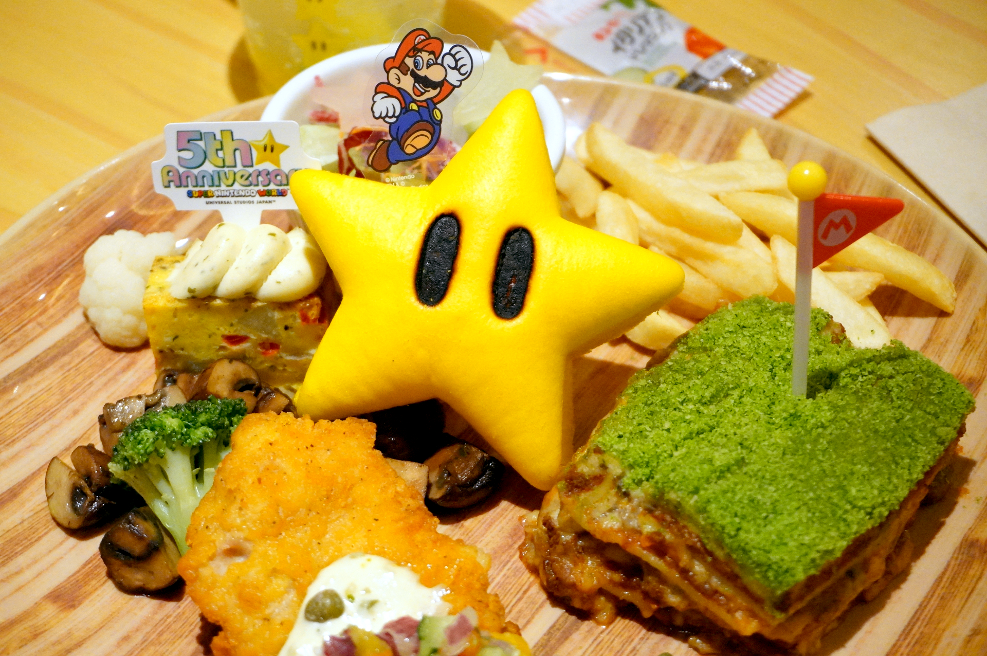 主役はスーパースターの形をしたふかふかのパン。サラダやフライドポテトも添えられる