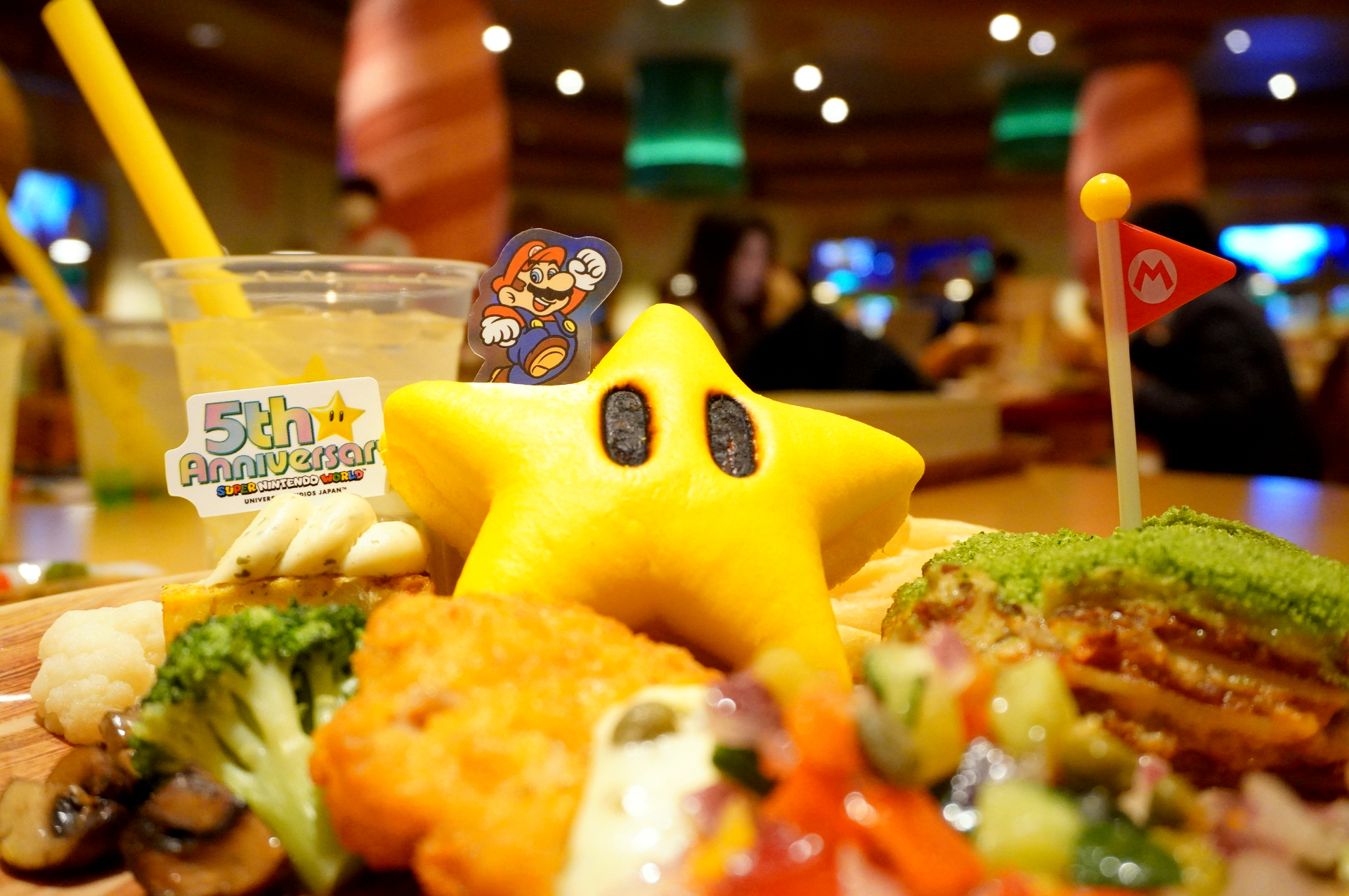 メインディッシュのラザニアやフライドチキンをマリオの冒険ステージに見立てている