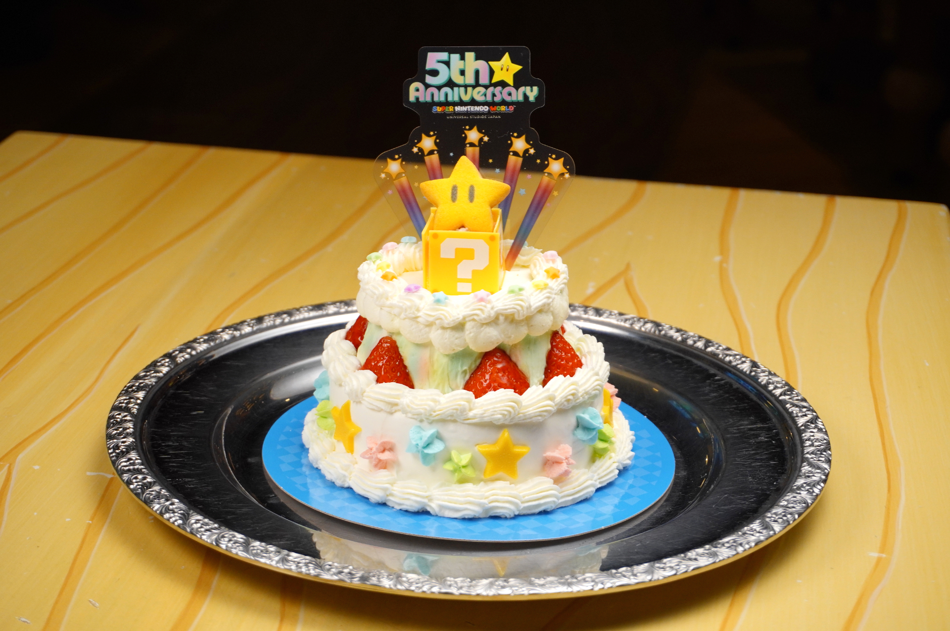 4人前の「アニバーサリーケーキ」（6000円）。イチゴやカラフルなスターでデコレーションしている