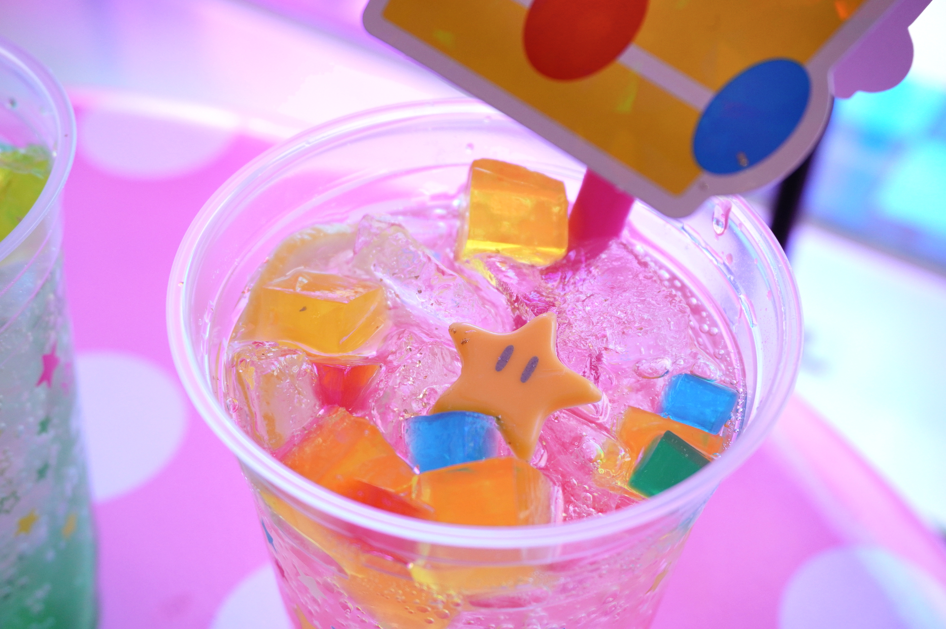 カラフルなゼリーを浮かべたソーダ。スーパースターはチョコレート