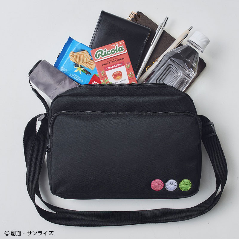 お出かけの必需品が入る大きさで、フロントポケットも搭載