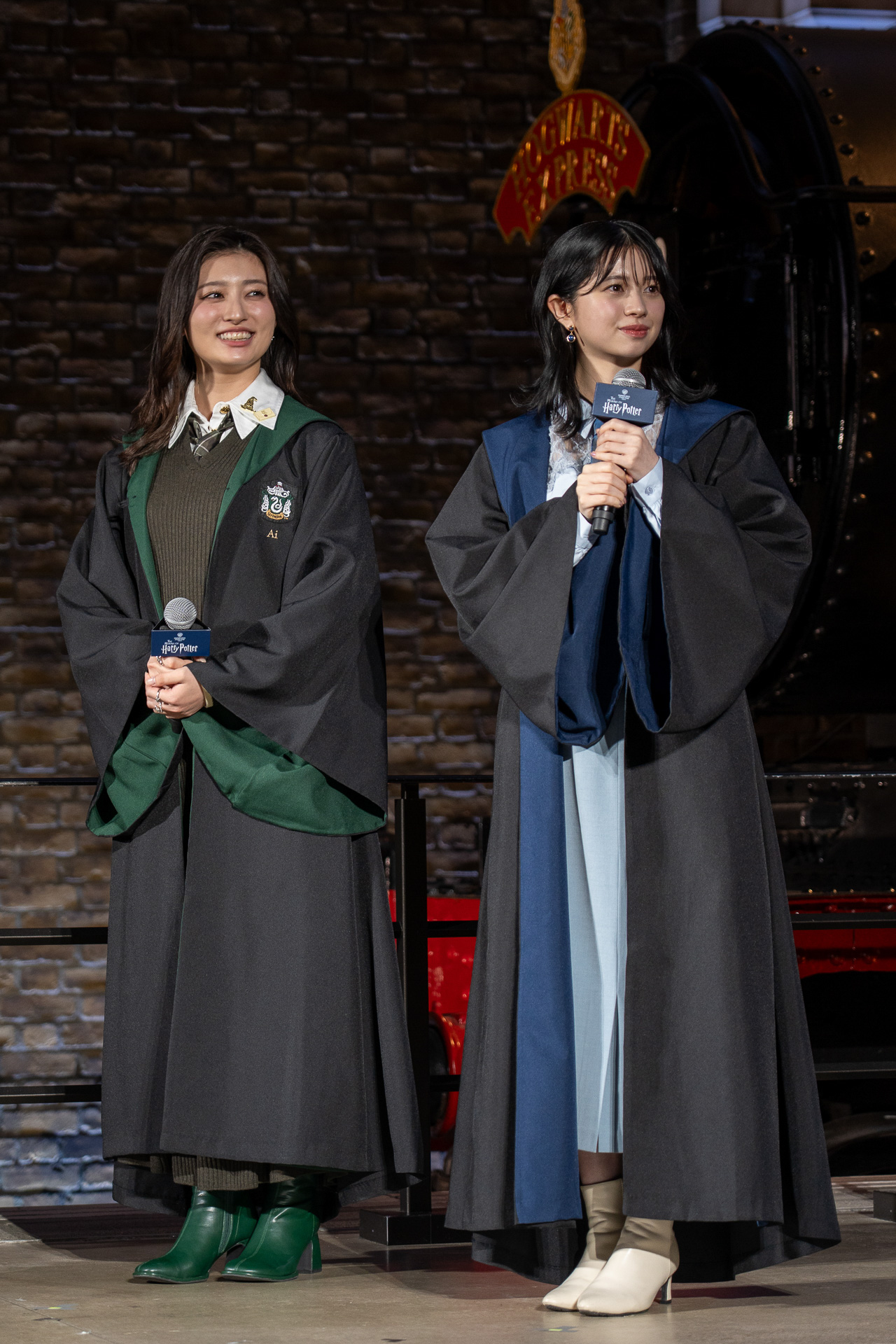 レイブンクローとスリザリンの制服姿で登場した桜田ひよりさん（右）と吉川愛さん（左）