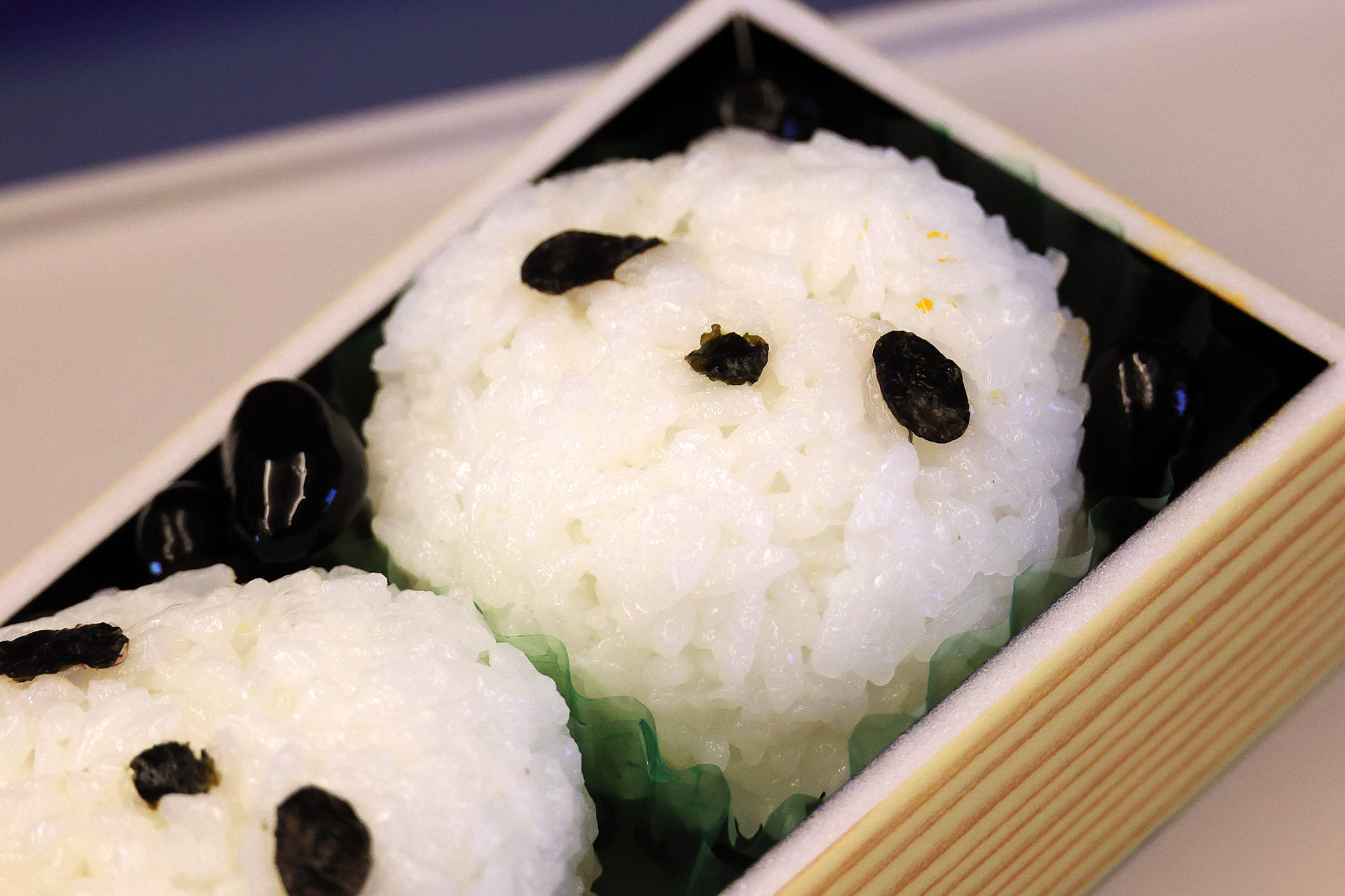 小さく切った海苔の目鼻と黒豆の耳でパンダのできあがり