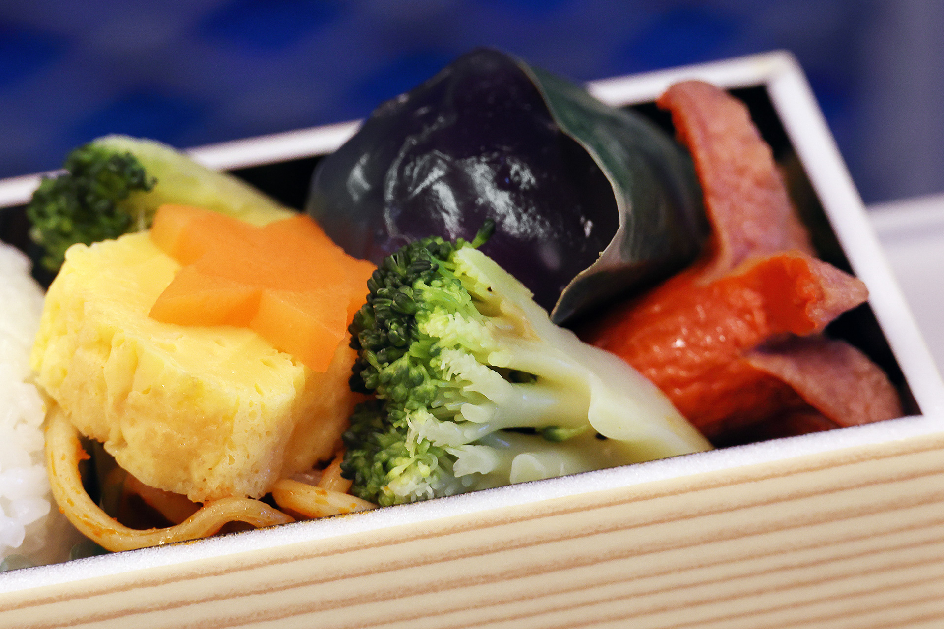 おかずの味付けは見た目ほど子供っぽくはありませんので大人でも安心して食べられます