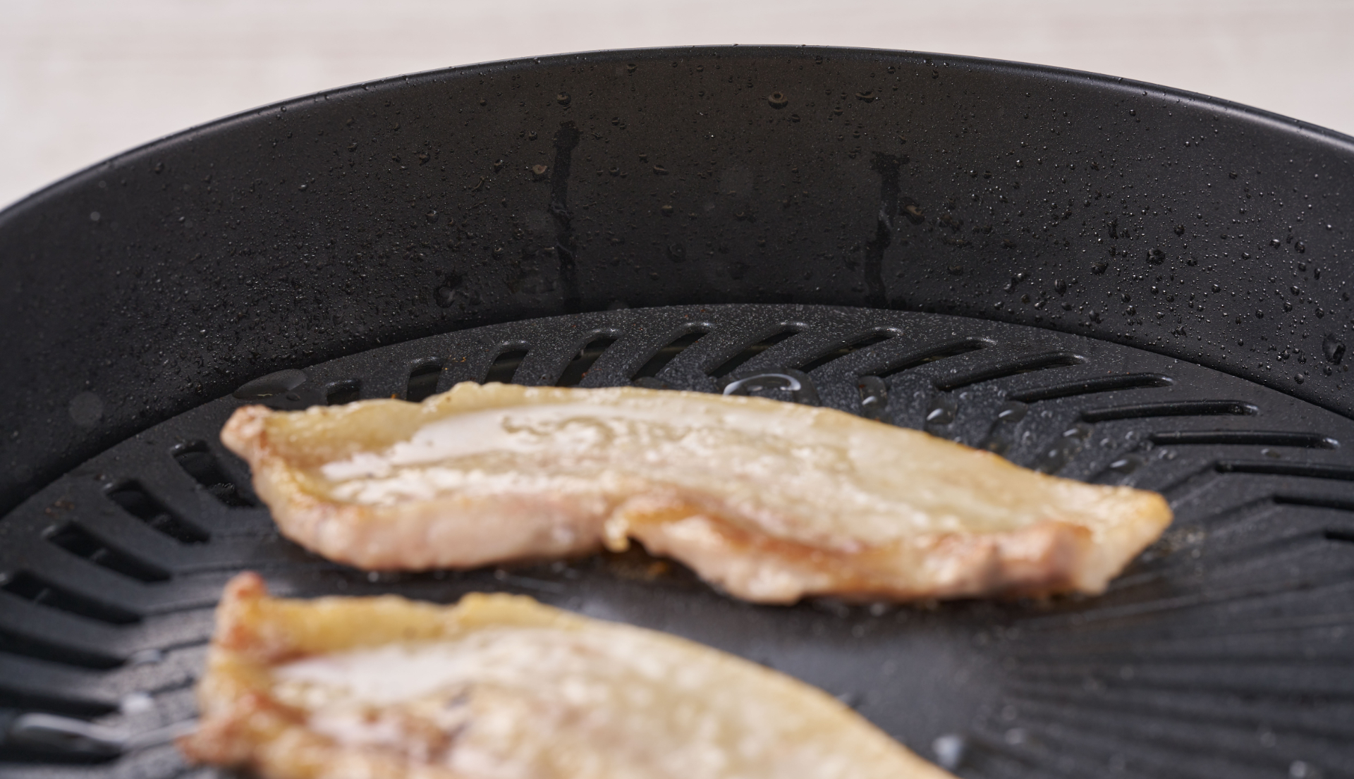 新構造の「ガード付き水皿」で焼肉の油はねを軽減