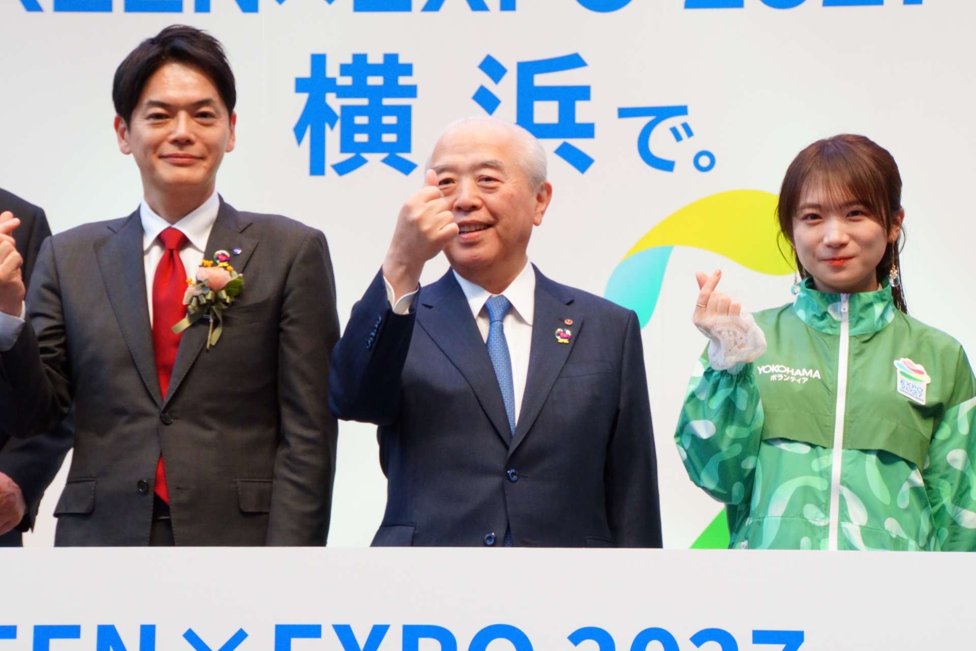横浜市長 山中竹春氏（左）