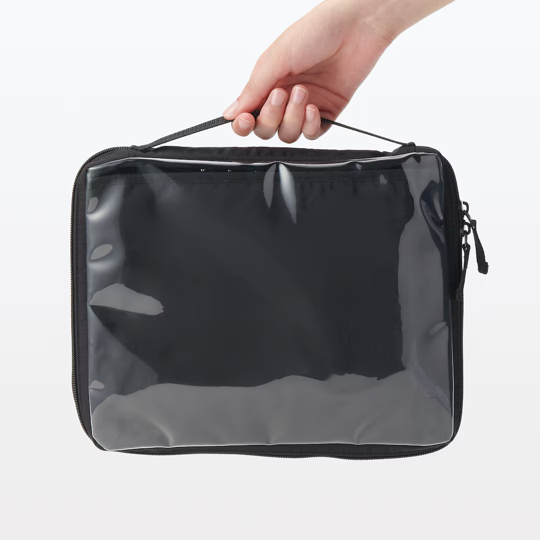 SNSで人気「ポケットが選べるコレクションケース A5ワイド」（2790円）。専用リフィルを付け替え、お気に入りのトレカや缶バッジなどを持ち歩ける。表面に写真や雑誌の切り抜きを入れてアレンジも可能