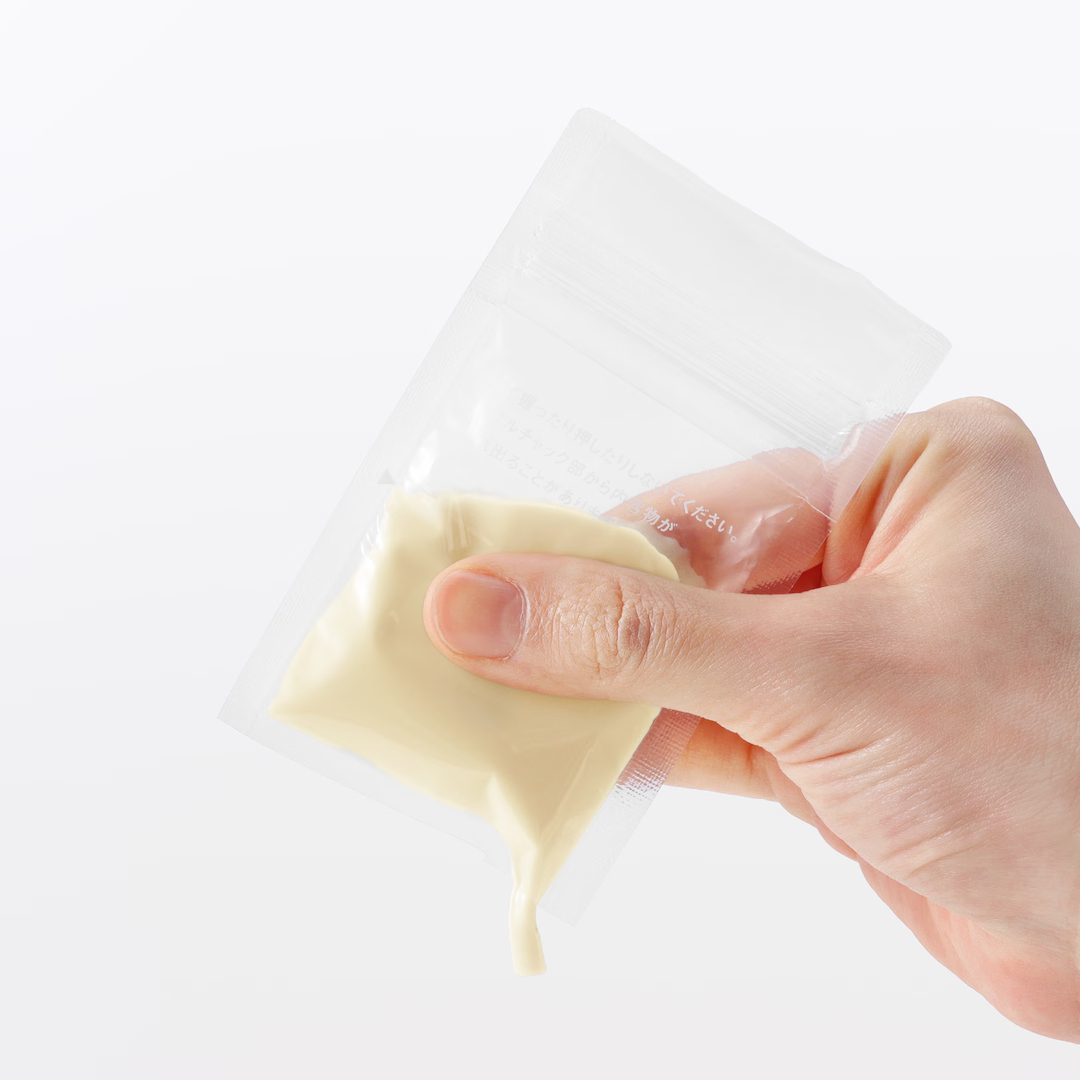 新商品「チャック付き 調味料用小分け袋 30枚入」（199円）。先端を切り取り、調味料をかけられる。中身が入れやすいチャック仕様
