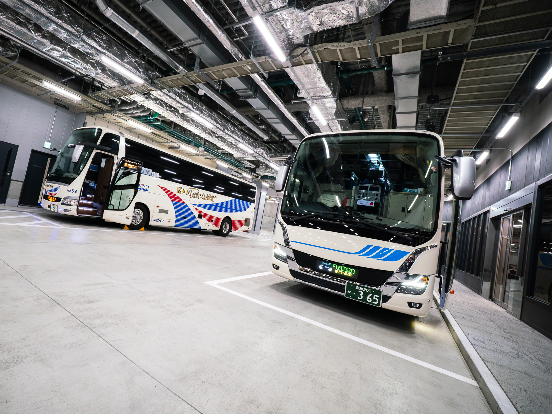 「バスターミナル東京八重洲」第2期（地下A）エリアが開業。人が行き交う待合とバスの車路は分離した作り。京王電鉄バス（左）と高知駅前観光（右）
