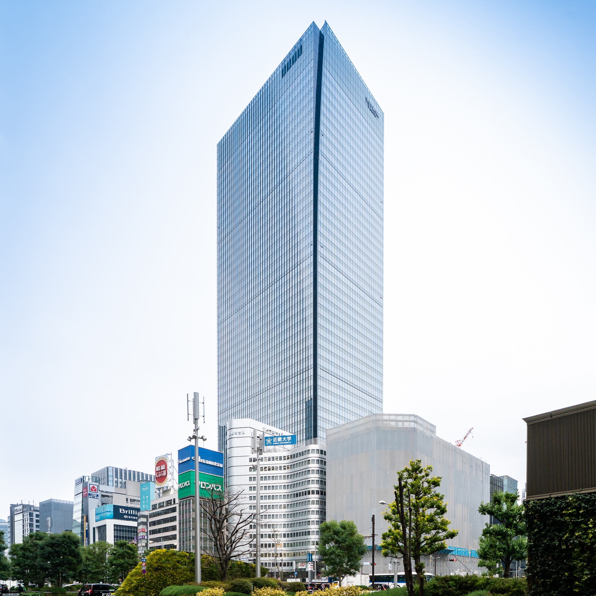 東京駅の八重洲中央口を出ると、左に地上51階建ての「TOFROM YAESU TOWER（トフロム ヤエス タワー）」が見える。この地下が「バスターミナル東京八重洲」第2期（地下A）エリアとなっている