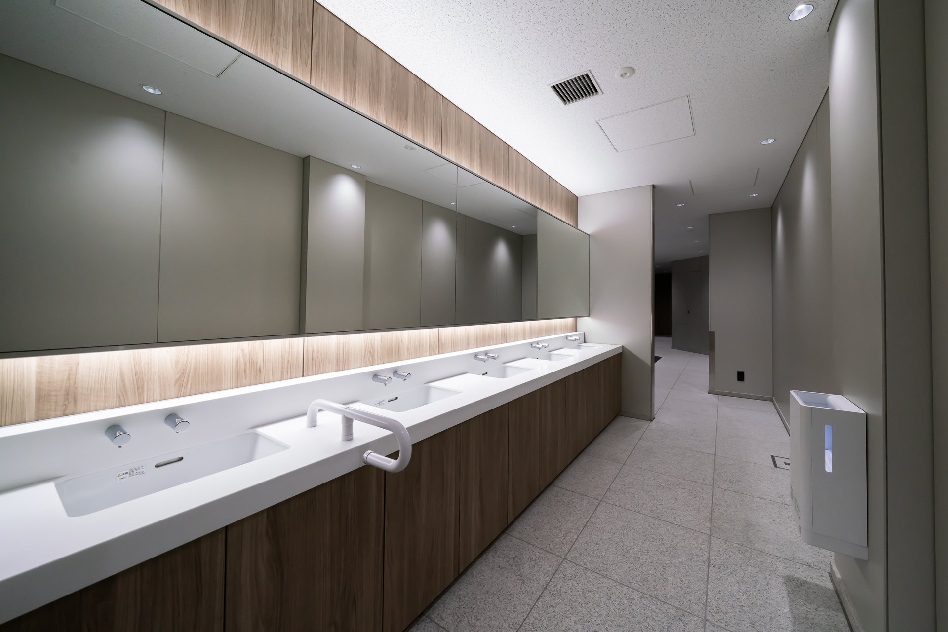 男子トイレの洗面台