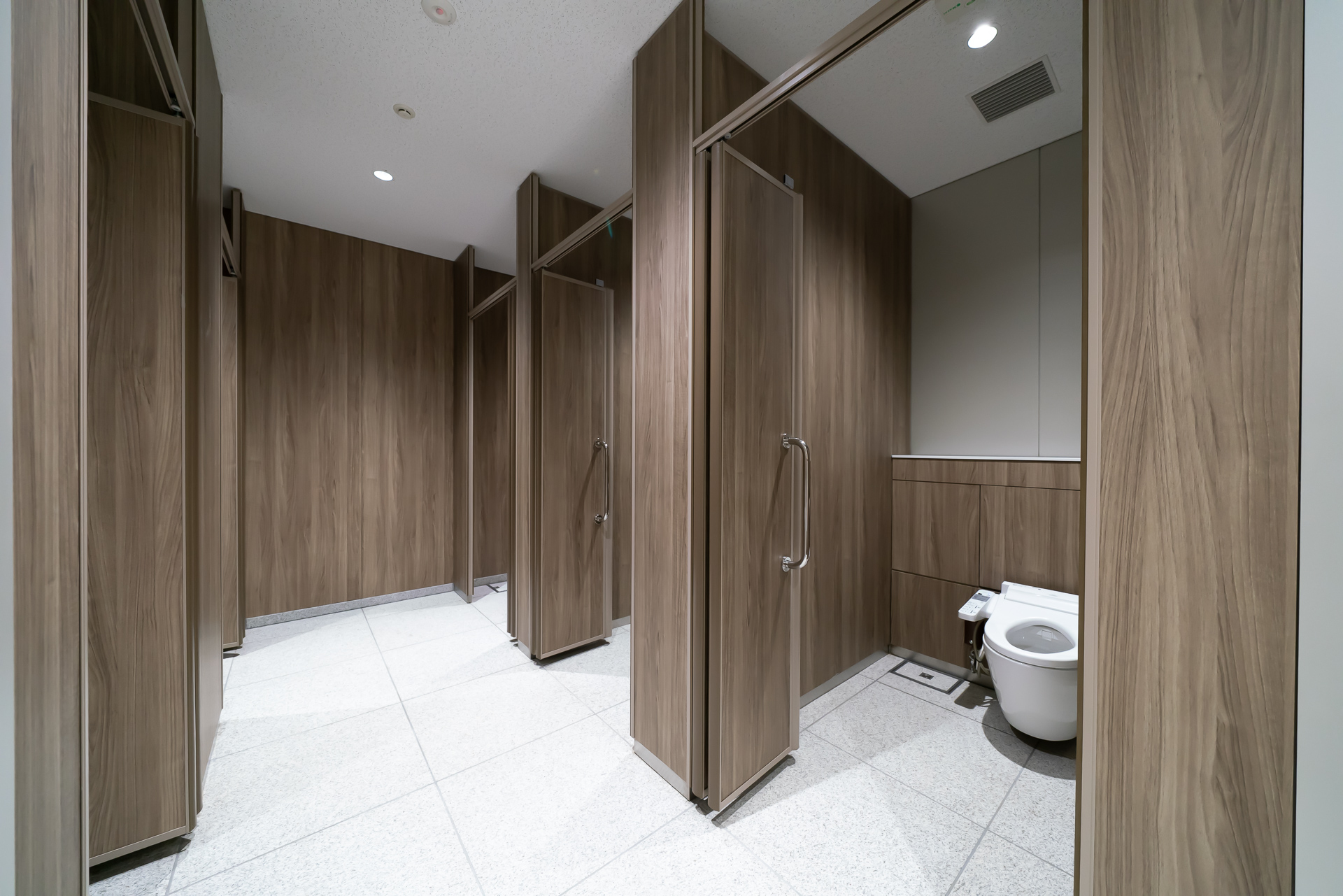 男子トイレの個室