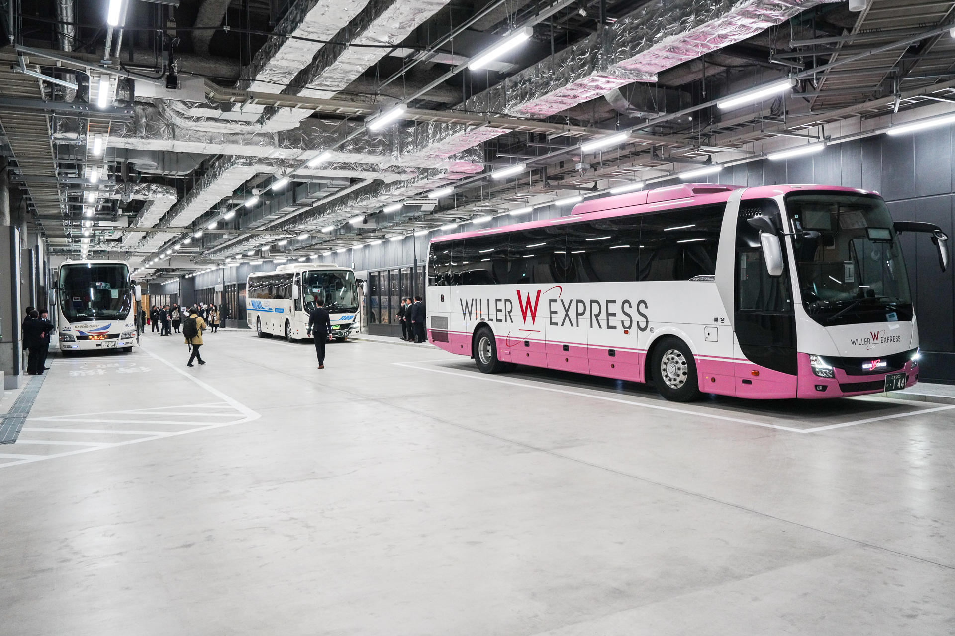 バスの展示も行なわれた。右はWILLER EXPRESSの車両