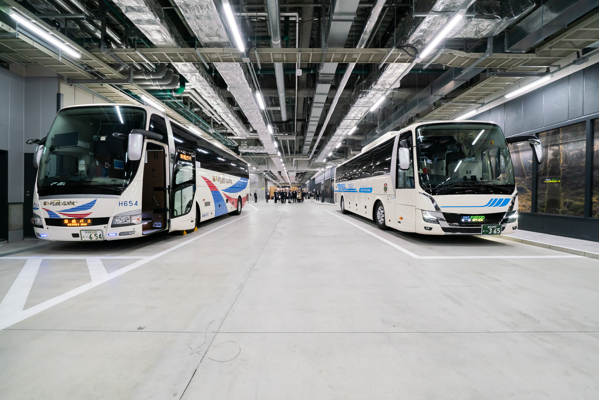 京王電鉄バス（左）と高知駅前観光（右）