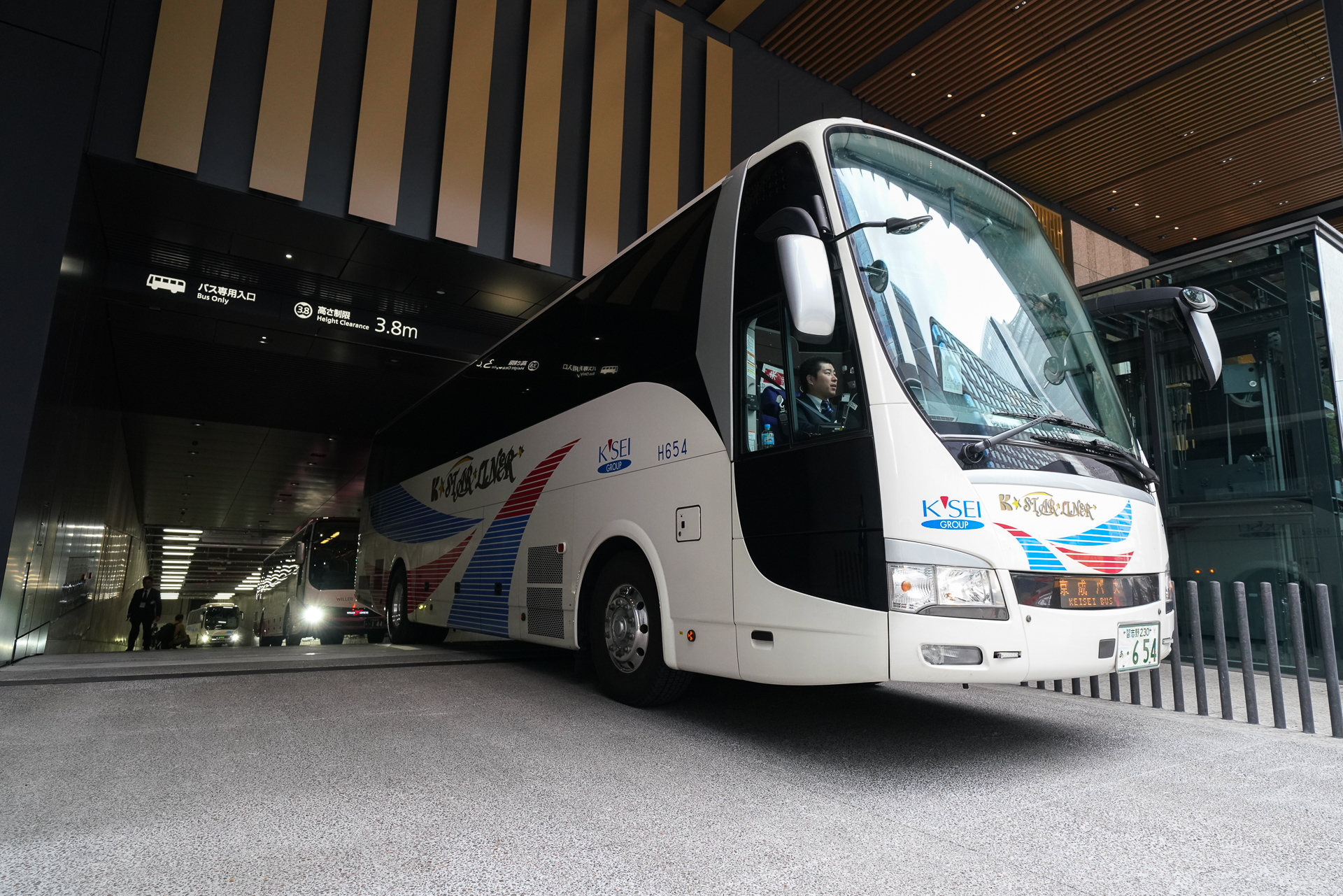 最後に展示されていたバスが連なって発車していった