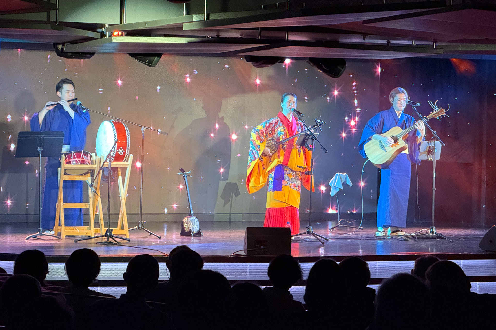 初日の夜に実施したメインショー。出港地縁の沖縄島唄はほぼ満席のにぎわいに