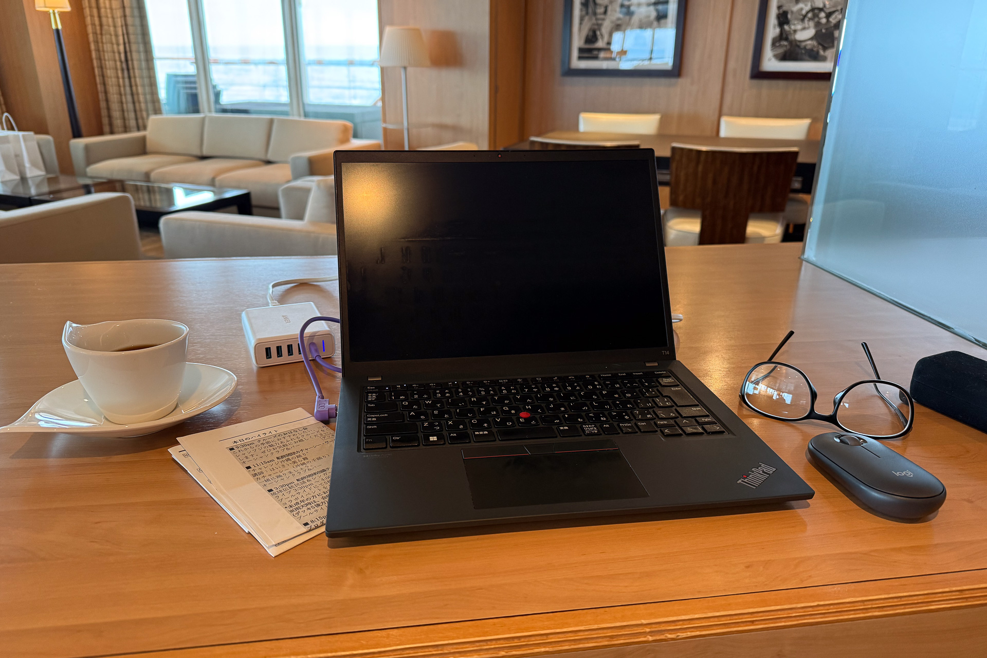 6日目の終日航海日はさすがに仕事がたまっていたので、部屋とMITSUI OCEAN スクエアを行ったり来たりして気分を変えつつ仕事に打ち込んでみた