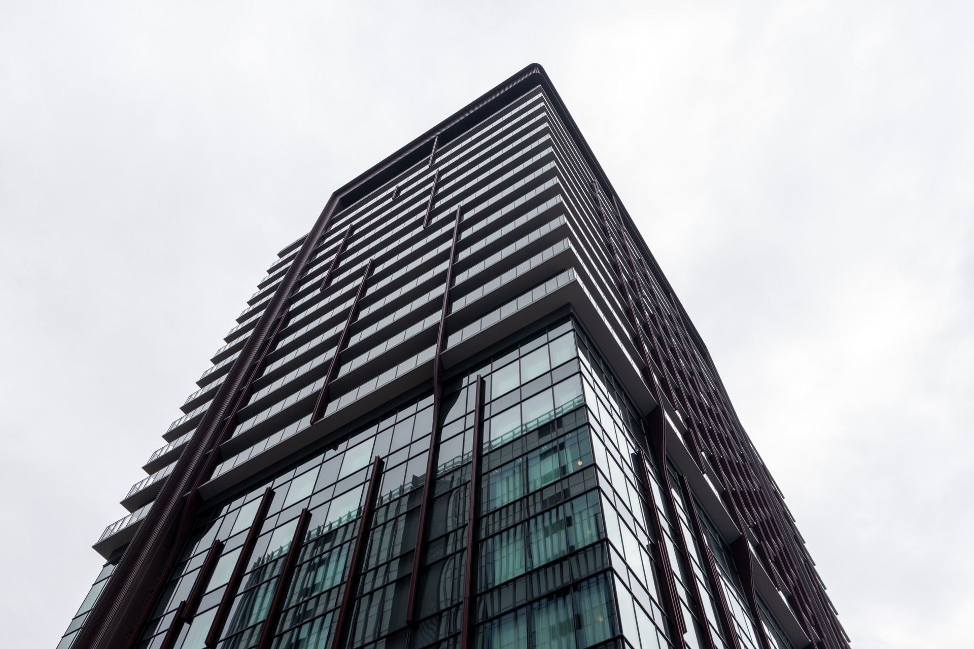 「ホテルメトロポリタン大井町トラックス」と住居が入る26階建ての「OIMACHI TRACKS HOTEL＆RESIDENCE TOWER」