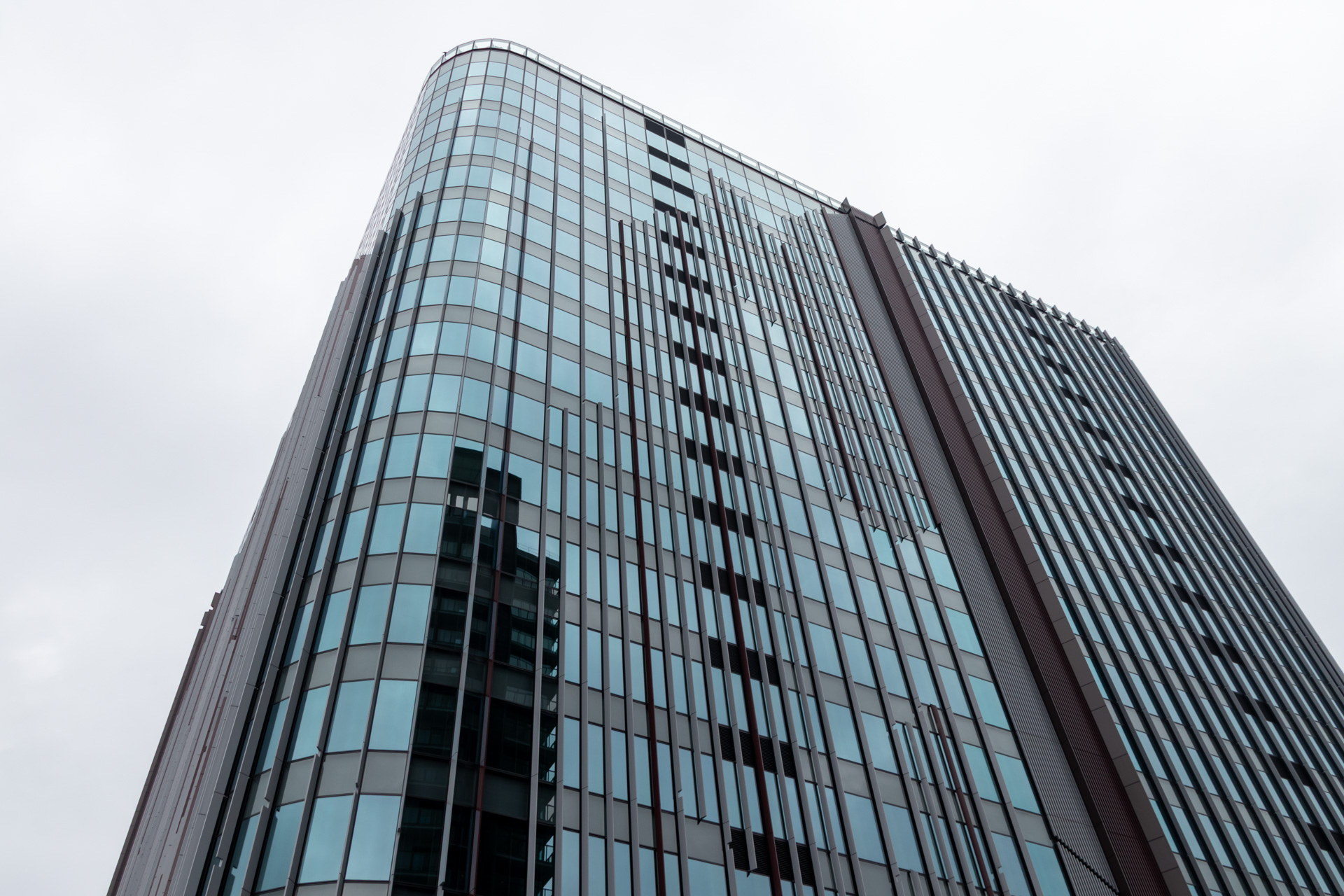 6階～23階までがオフィスとして貸し出される23階建ての「OIMACHI TRACKS BUSINESS TOWER」