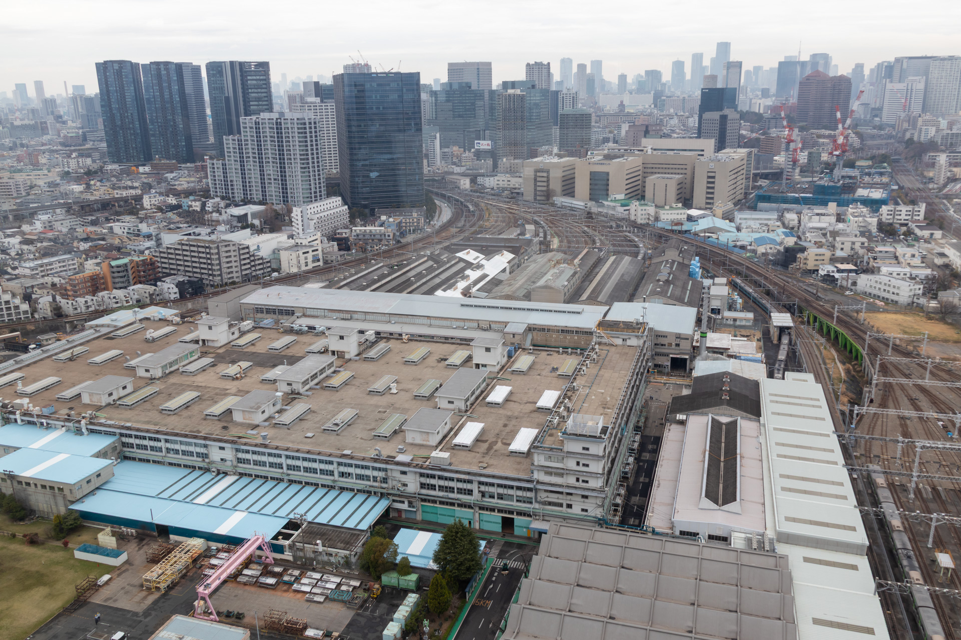 オフィスからの眺め。東京総合車両センターが見える