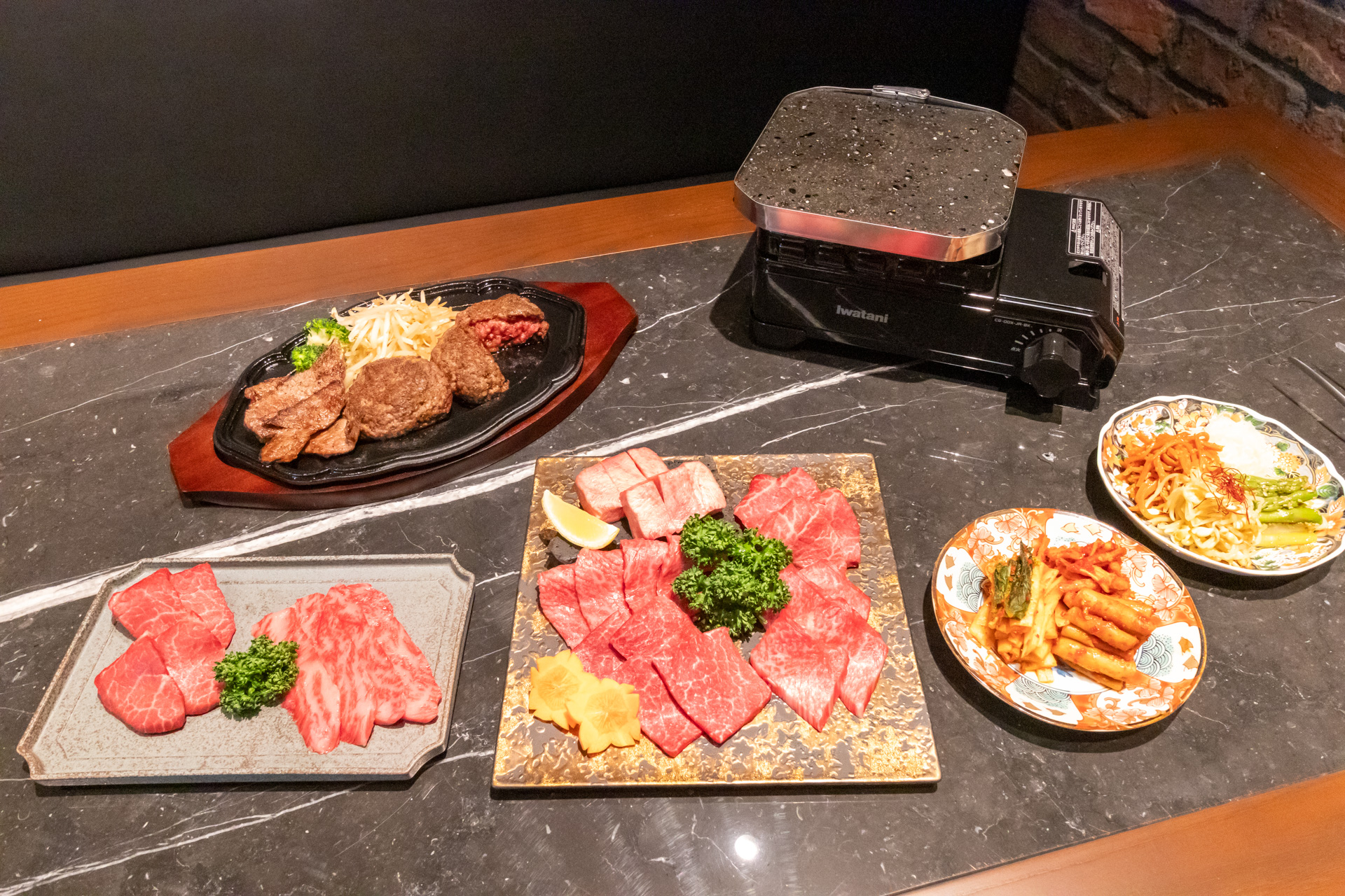 A5ランクの黒毛和牛の雌を一頭買いで仕入れ、溶岩プレートで焼き上げるスタイル。ランチではハンバーグやステーキを提供している