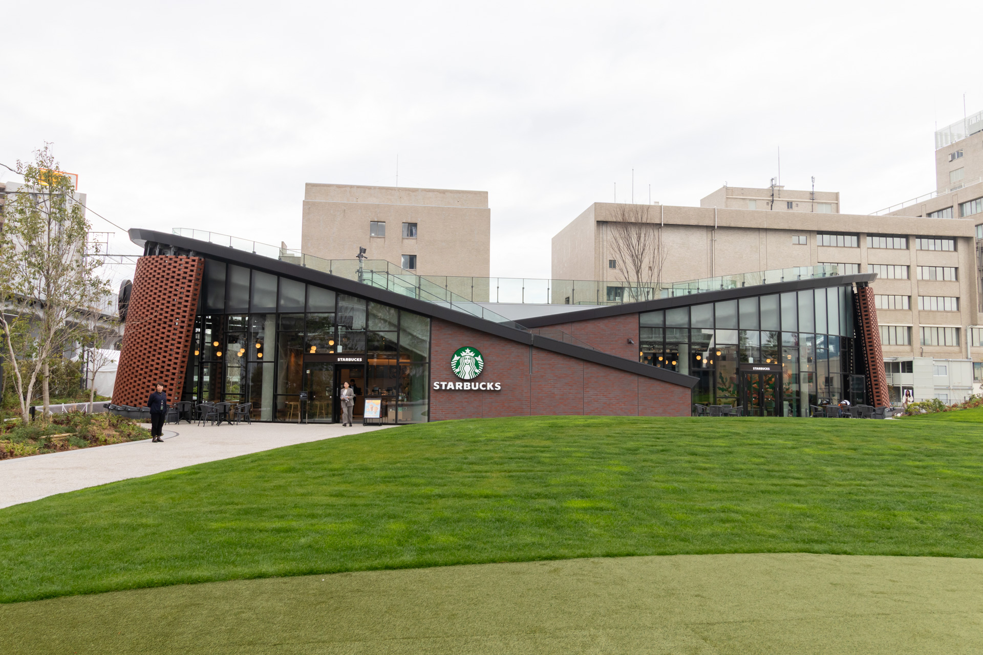 独特な景観の「スターバックス コーヒー 大井町トラックスパーク店」