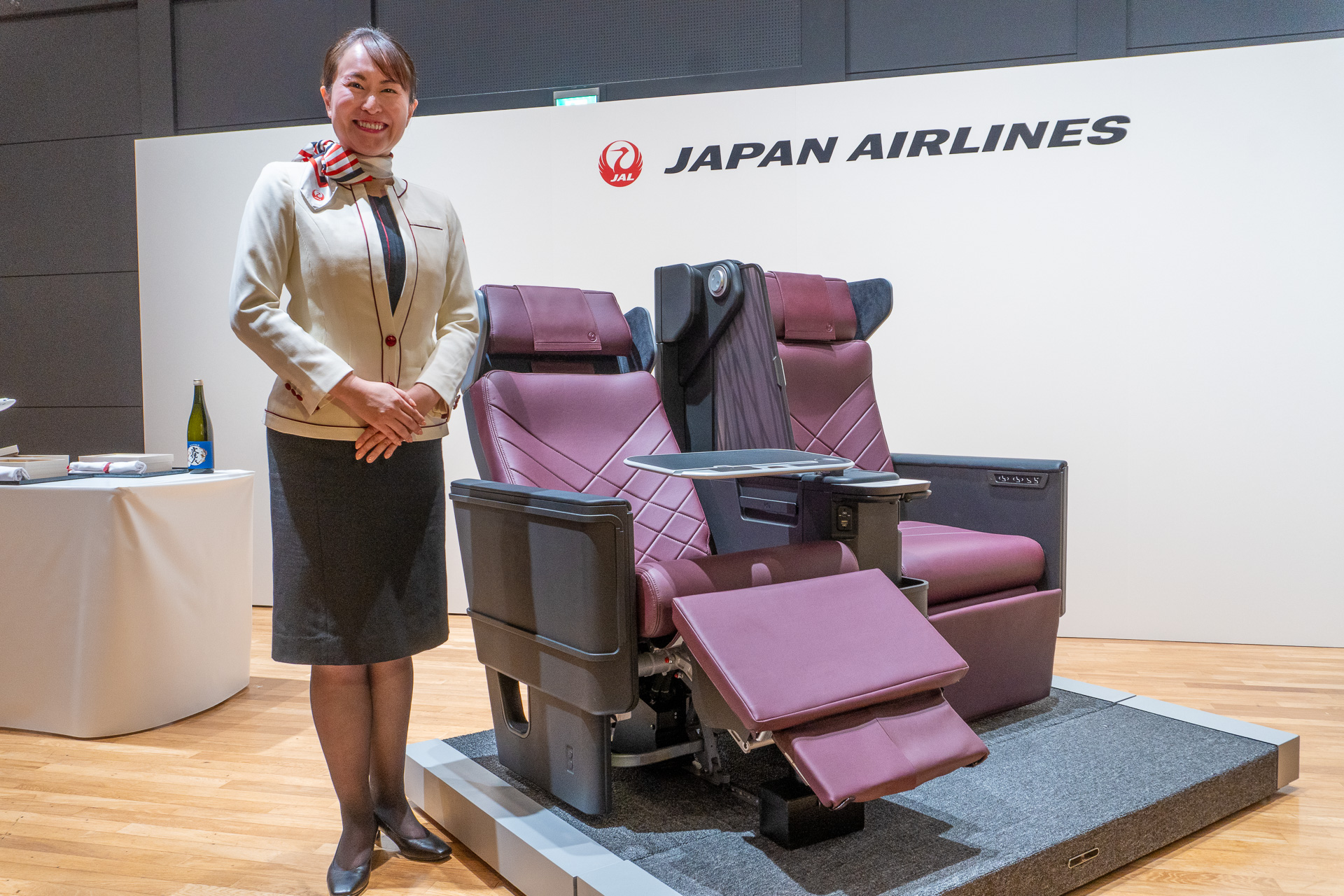 JALが国内線に導入する新機材・ボーイング 737-8型機のシートを初公開
