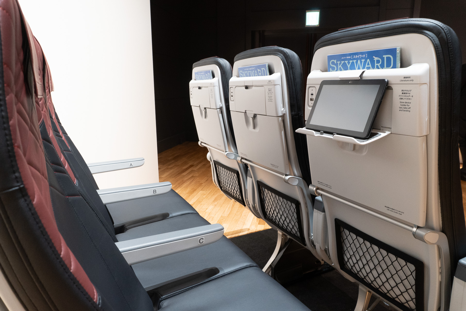 新機材ではWi-Fiシステムも高速かつ低遅延になり、個人モニターのない機内でも自分の好きな端末で好きなエンタメが楽しめる。メインテーブルでPC作業も行なえる