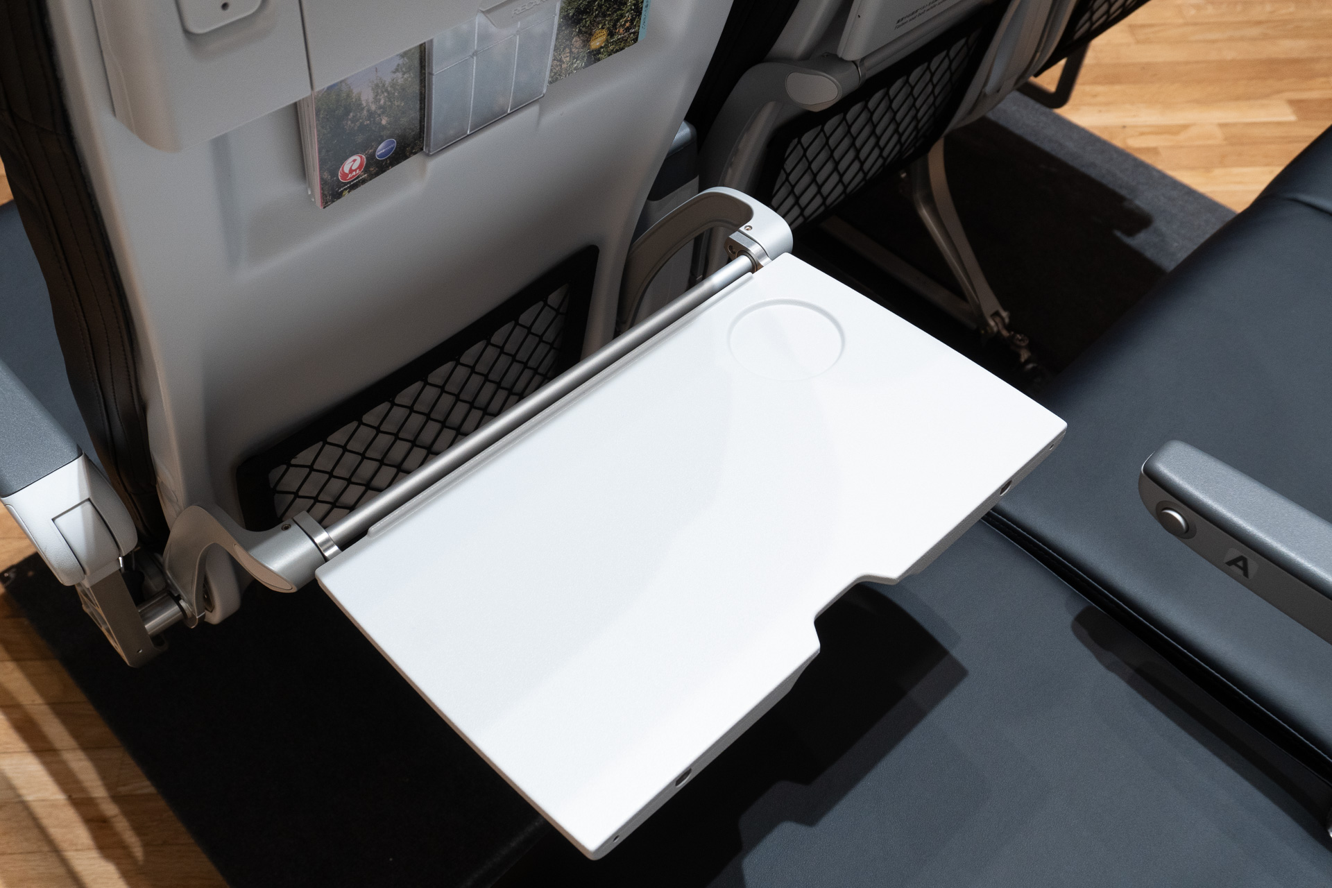 新機材ではWi-Fiシステムも高速かつ低遅延になり、個人モニターのない機内でも自分の好きな端末で好きなエンタメが楽しめる。メインテーブルでPC作業も行なえる