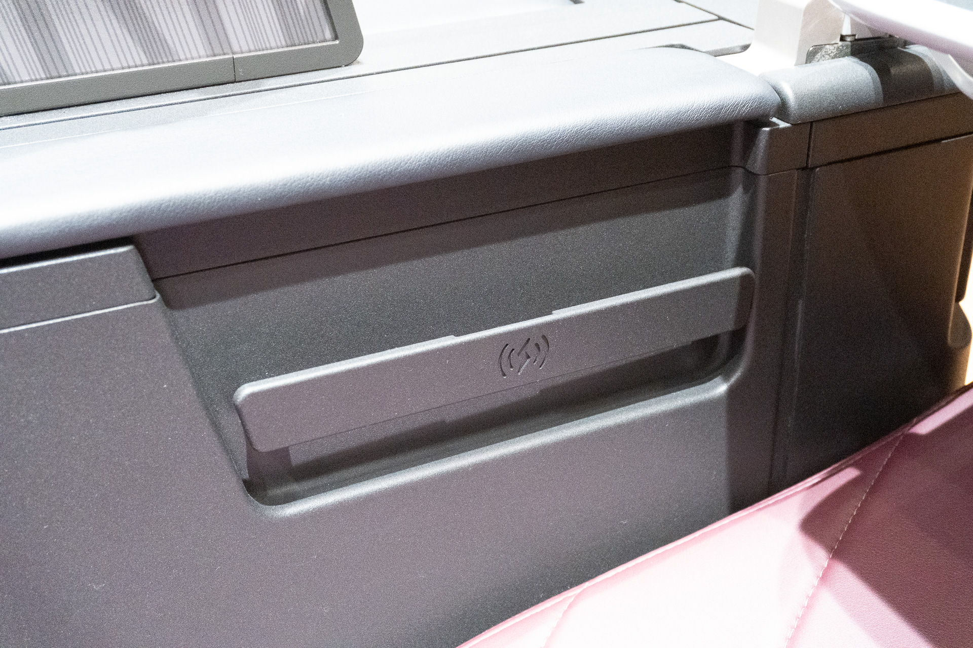スマホを置くだけで充電できるポケット