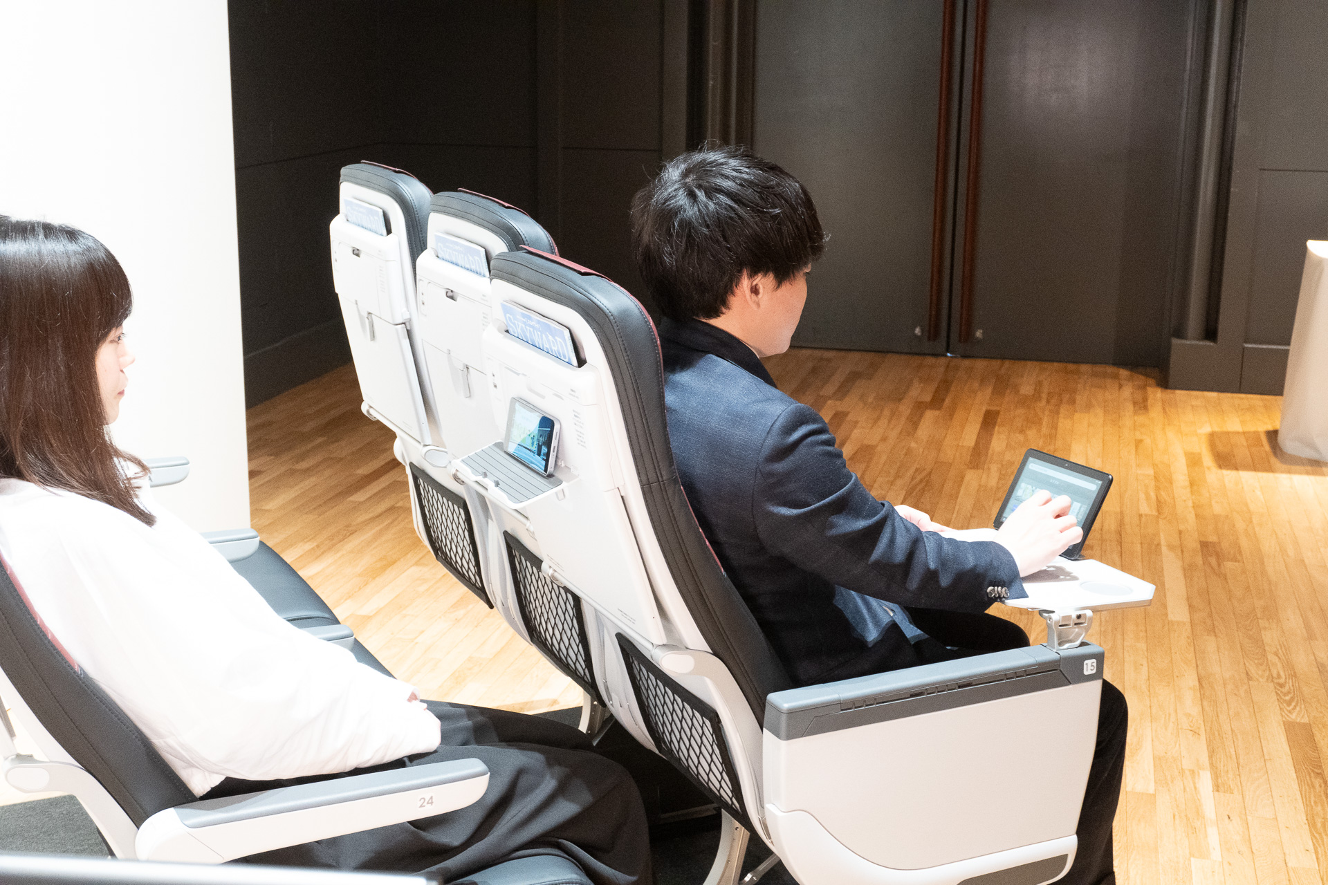 新機材ではWi-Fiシステムも高速かつ低遅延になり、個人モニターのない機内でも自分の好きな端末で好きなエンタメが楽しめる。メインテーブルでPC作業も行なえる