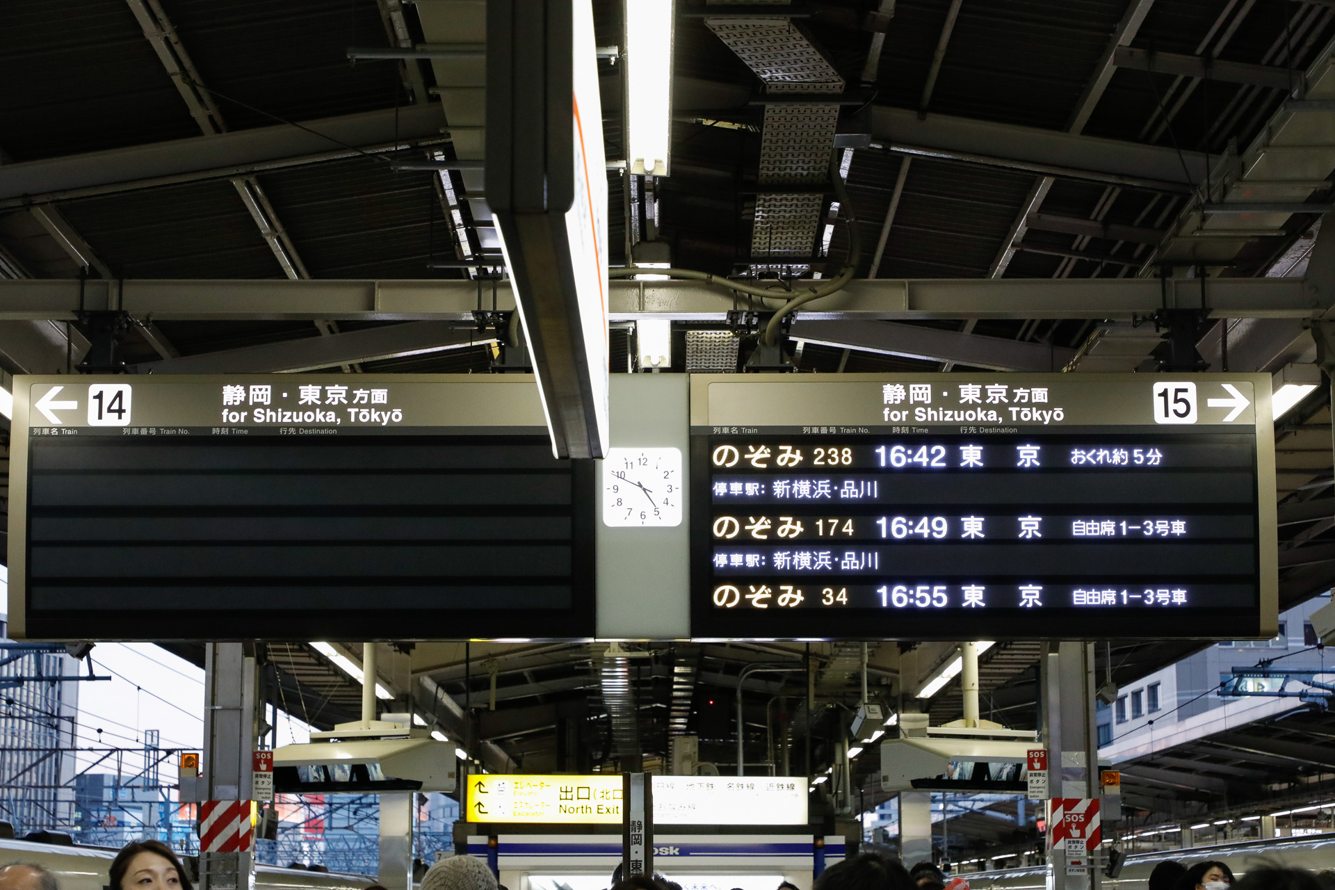 2017年12月17日に、東海道新幹線の名古屋駅で。少し前に発生した車両関連のトラブルが原因で、当該の車両が14番線をふさいでしまったため、すべての上り列車が15番線に発着していた