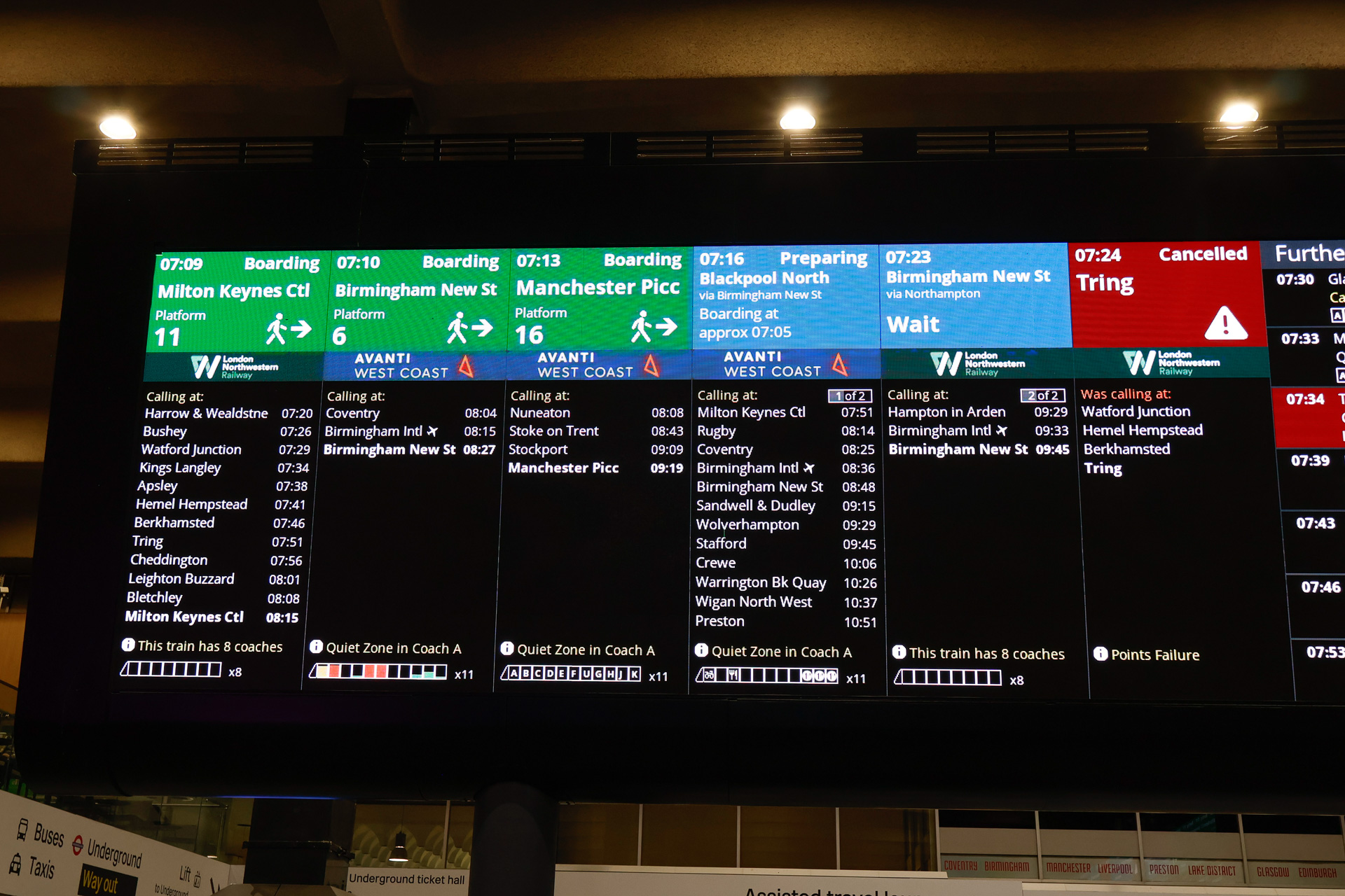 イギリスは日本と違って、主要ターミナル駅では土壇場まで出発番線が決まらない。行先の背景が緑になっているのは、番線が確定した列車。青は、出発はするが番線が未確定の列車。赤は運休列車である。ロンドンのユーストン駅で