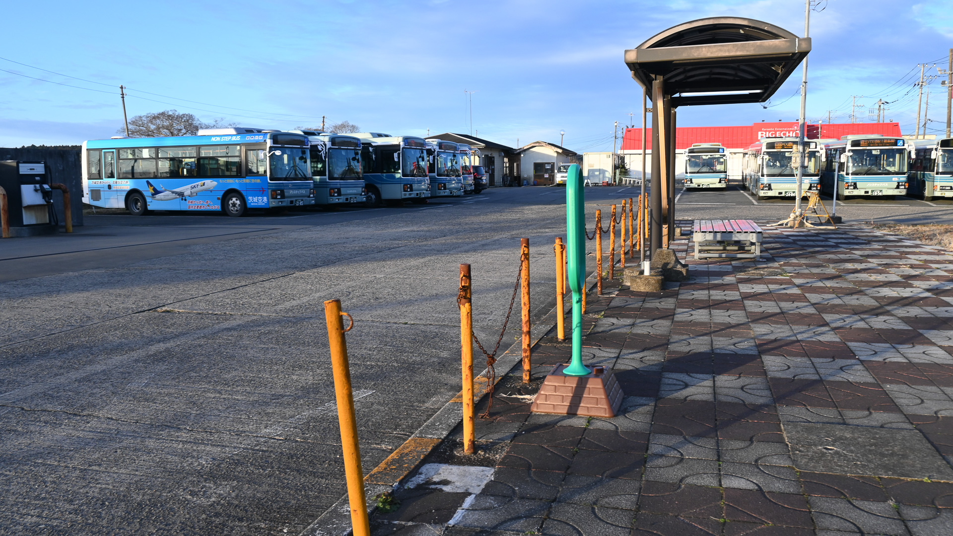 鉾田駅停留所の裏側は、バス車庫に転換されている