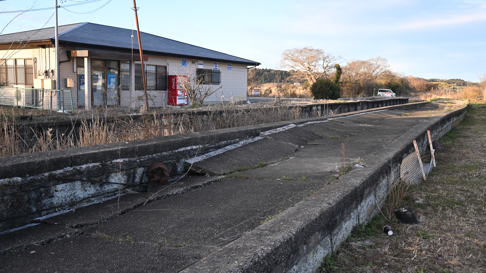 旧・鉾田駅ホーム。廃止から4年後の東日本大震災で倒壊したまま、手つかずとなっている