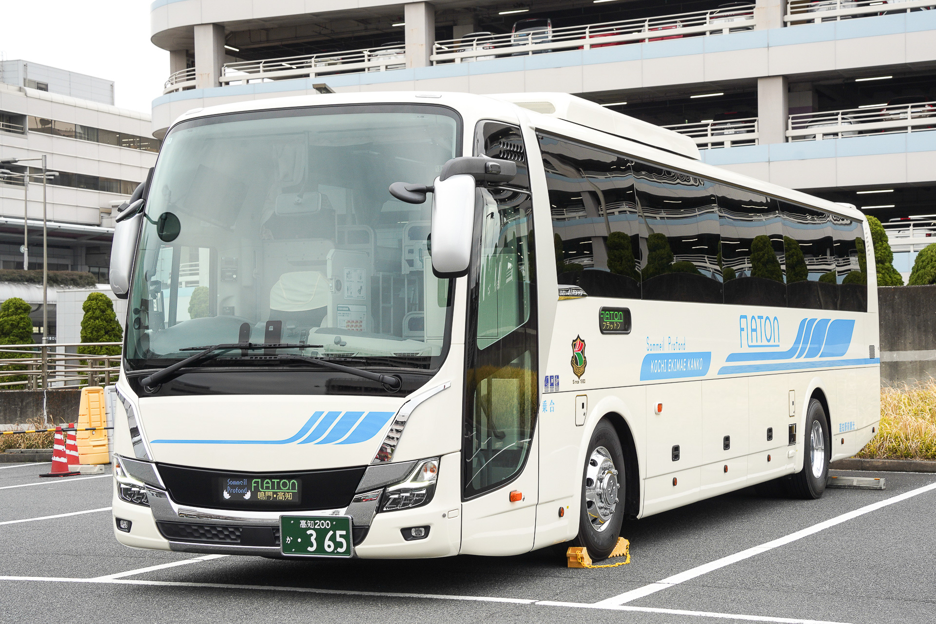 フルフラットシート「ソメイユプロフォン」を搭載した夜行高速バス「FLATON -フラットン-」