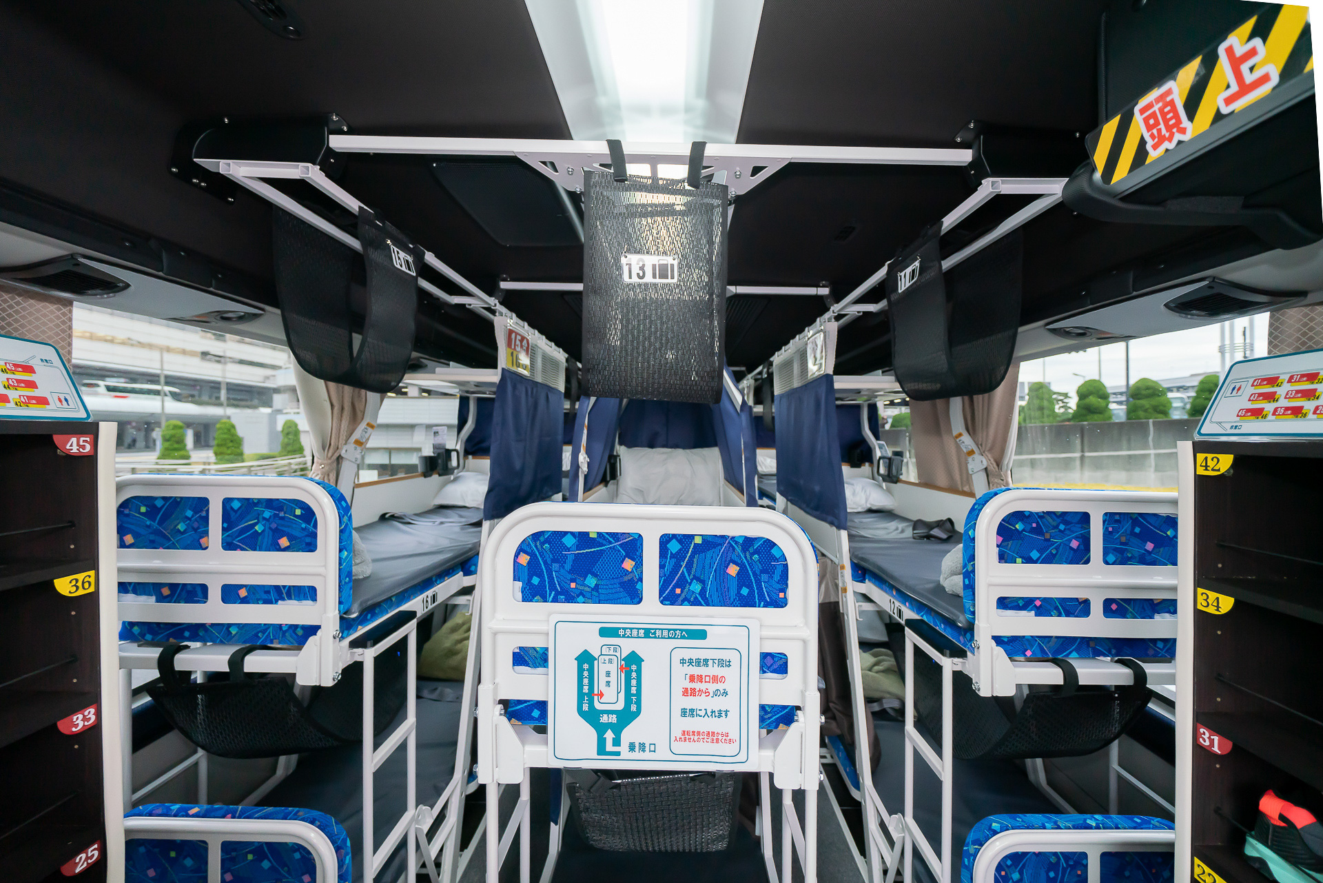 フラットンの車内。2段のフルフラットシートが3列で並ぶ