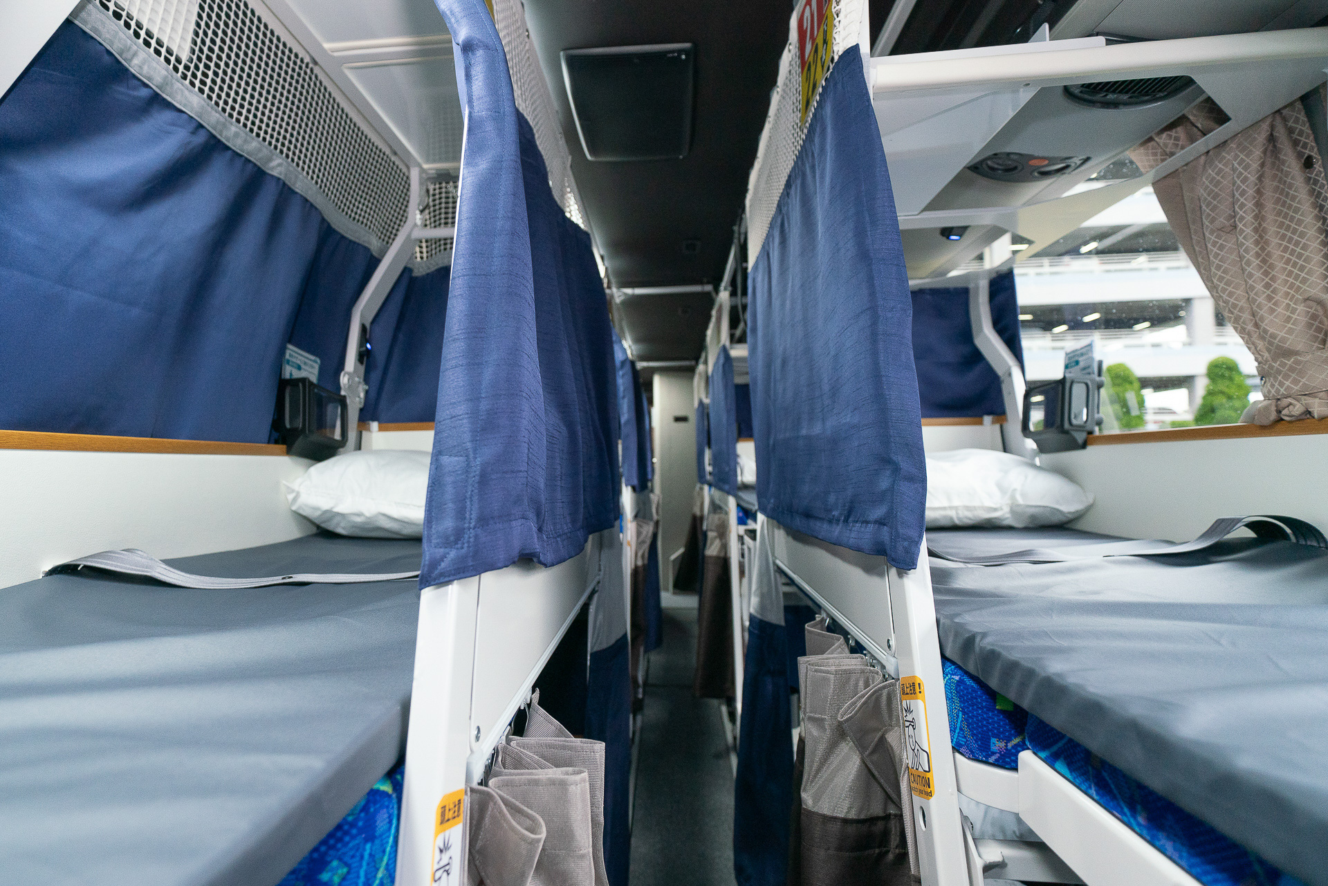 通路は行き違いが不可能なほど狭い