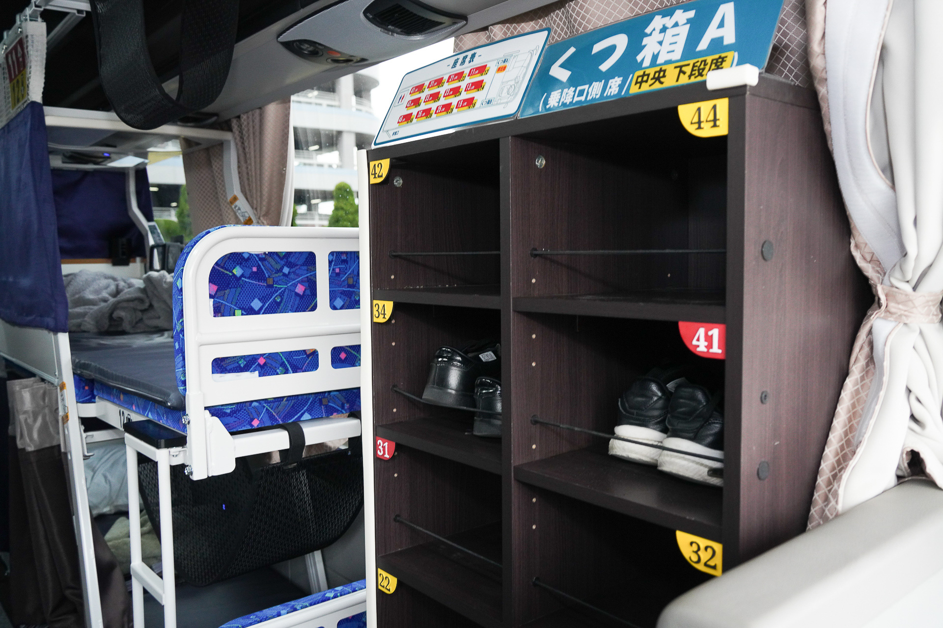 バスに乗り込むと靴箱がある