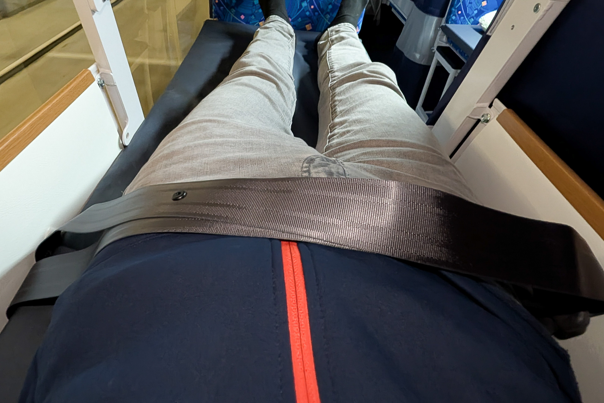 乗車中は、腰にシートベルトを着用する
